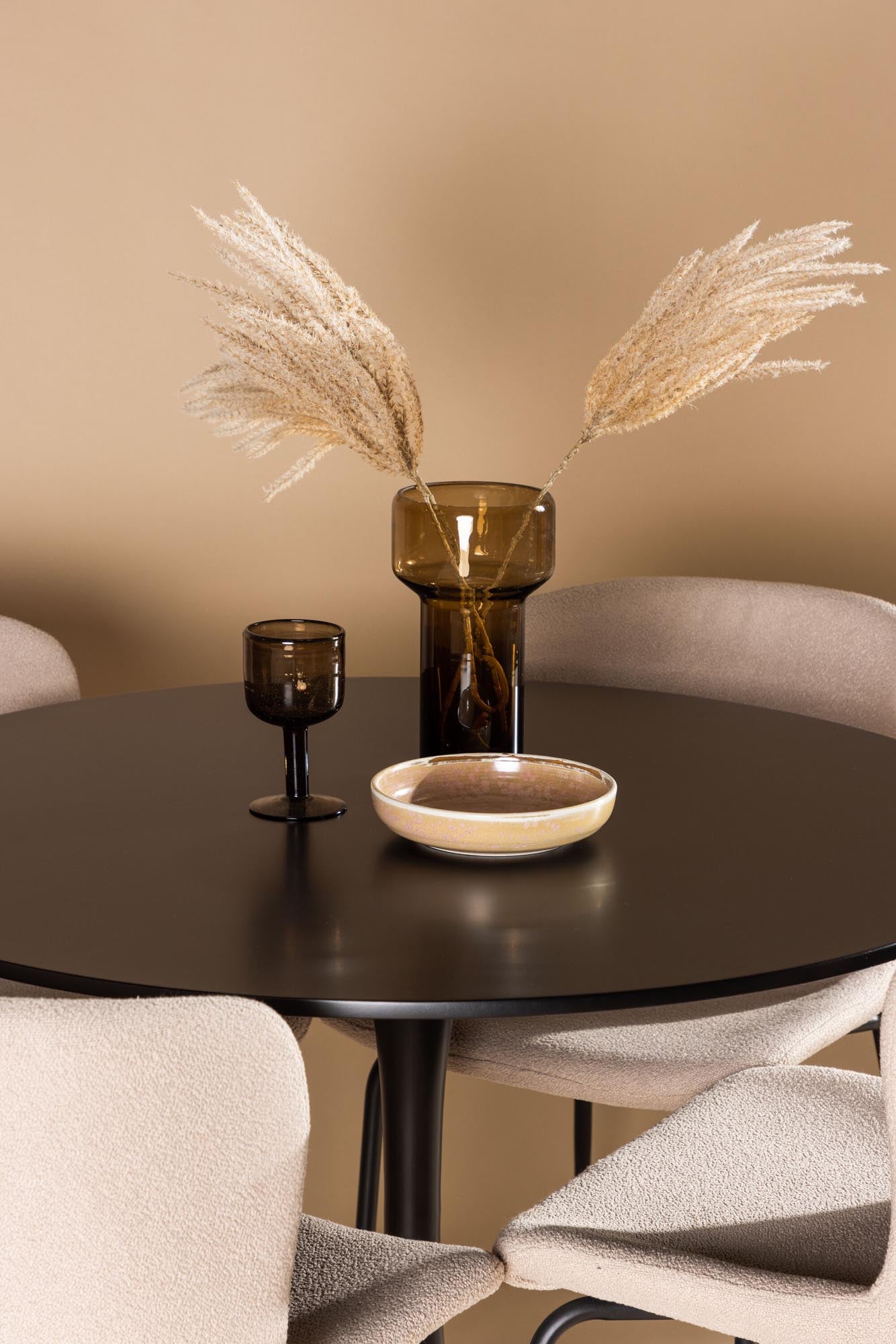 Elegantes Glade Esszimmerset mit Modesto Tisch für 4 Personen.