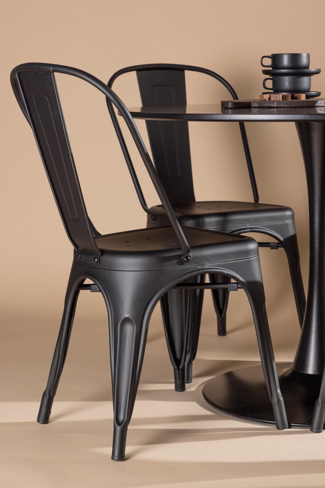 Modernes Glade Esszimmerset von Venture Home: Eleganter 100cm Tisch und 4 langlebige Stühle im skandinavischen Design für Ihr Zuhause.