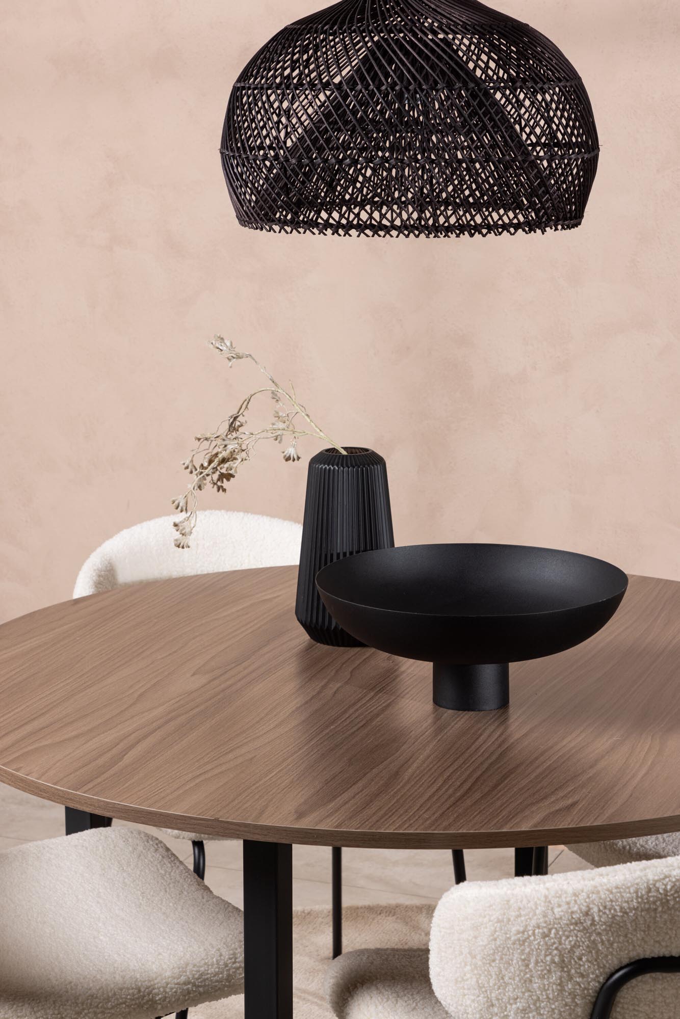 Stilvolles Durango Esszimmerset mit runden 120 cm Tisch und luxuriösen Chico-Stühlen. Perfekt für gesellige Abende und elegante Esszimmer.