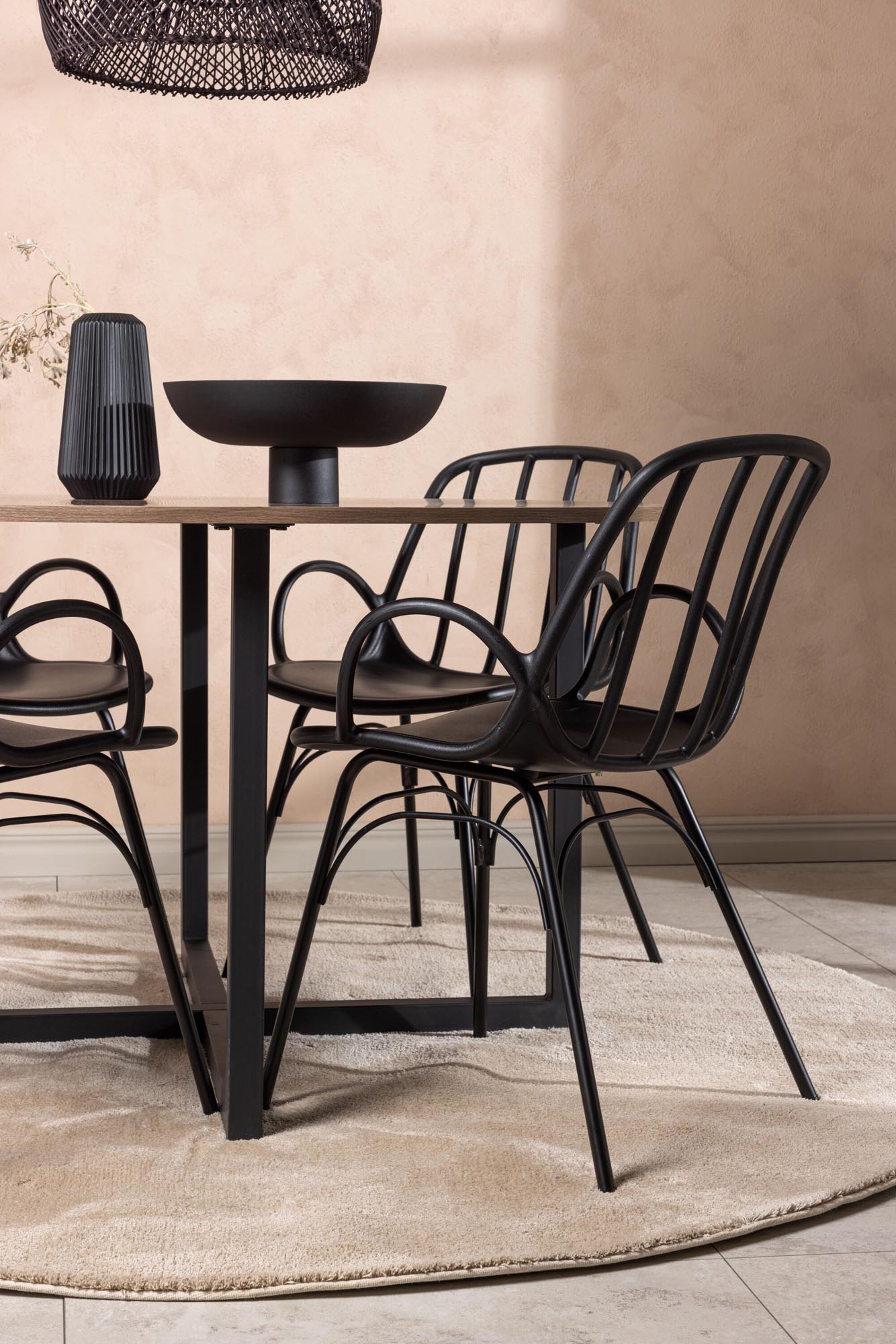 Elegantes Durango Esszimmerset: Stilvoller runder Tisch mit robuster Walnussplatte und 4 ergonomischen Dyrön Stühlen für gemütliche Essmomente.