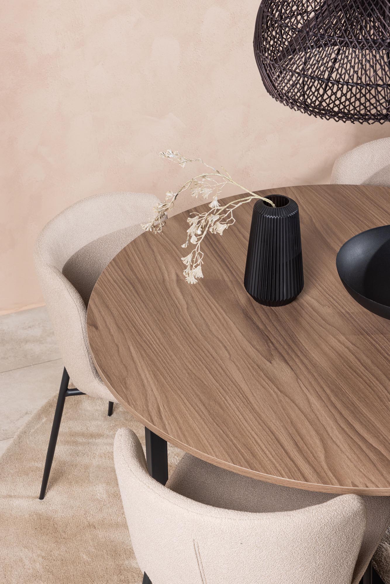 Elegantes Durango Esszimmerset mit runden Modesto Tisch und bequemen Stühlen. Ideal für stilvolle Esszimmer und gesellige Abende.