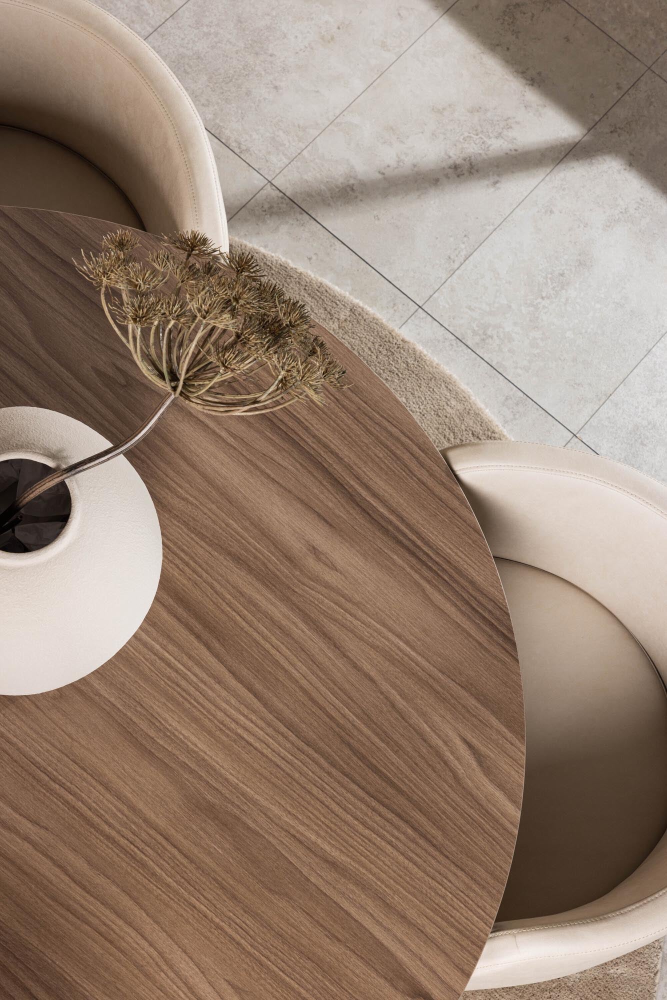 Entdecken Sie das stilvolle Durango Esszimmerset mit Simrishamn: Runde Tischplatte in Walnussoptik, komfortable Stühle und modernes Design für Ihr Zuhause.