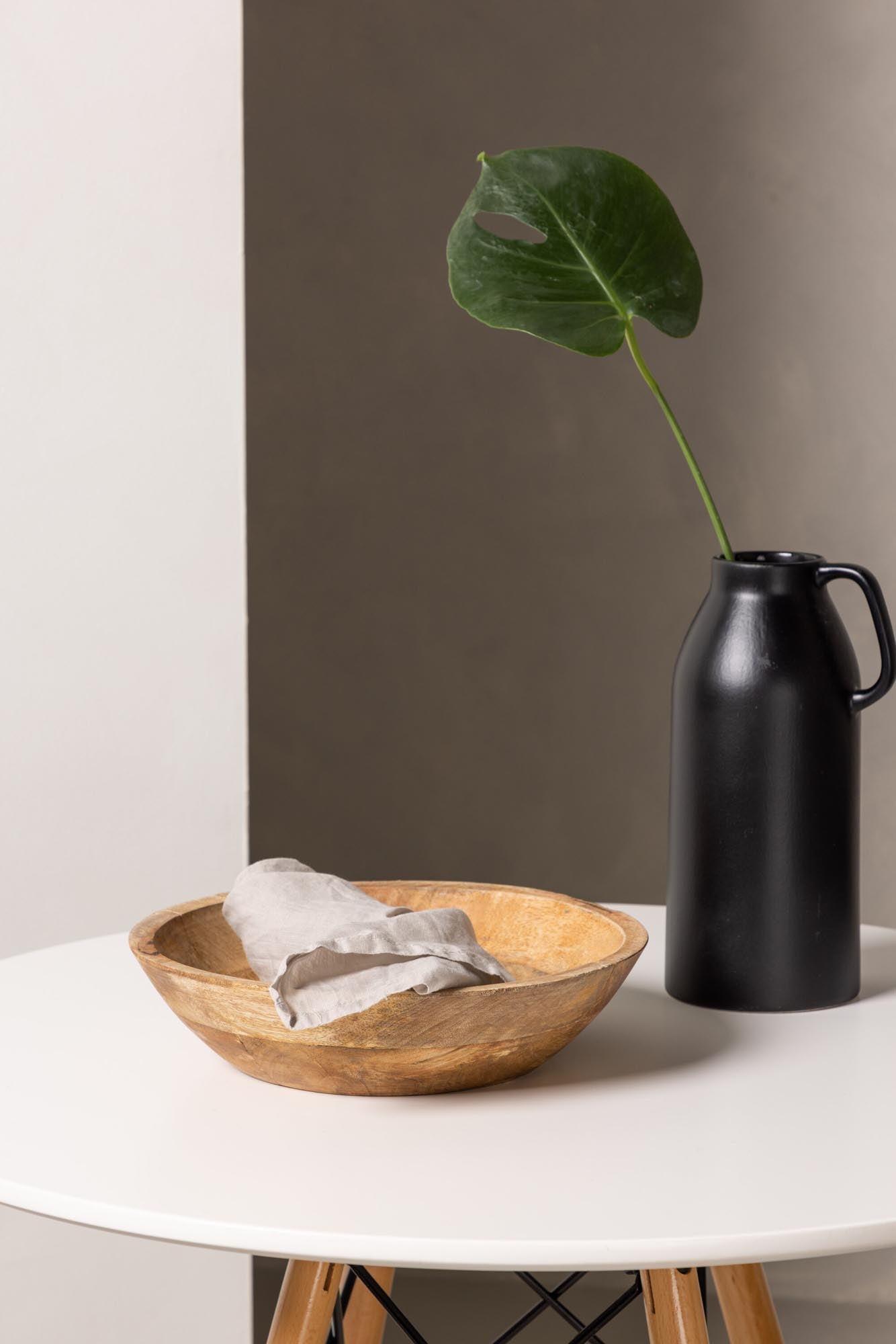 Elegantes Danburi Esszimmerset mit Montros Tisch für stilvolle Mahlzeiten.