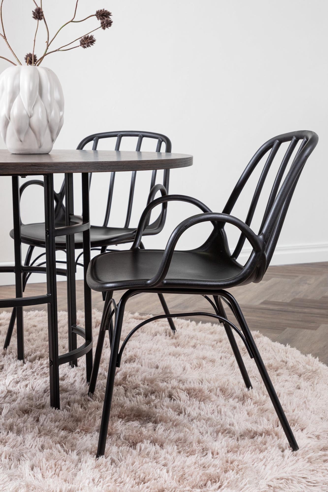 Elegantes Copenhagen Esszimmerset mit Dyrön Tisch und 4 Stühlen. Ideal für stilvolle Essbereiche und gesellige Runden.