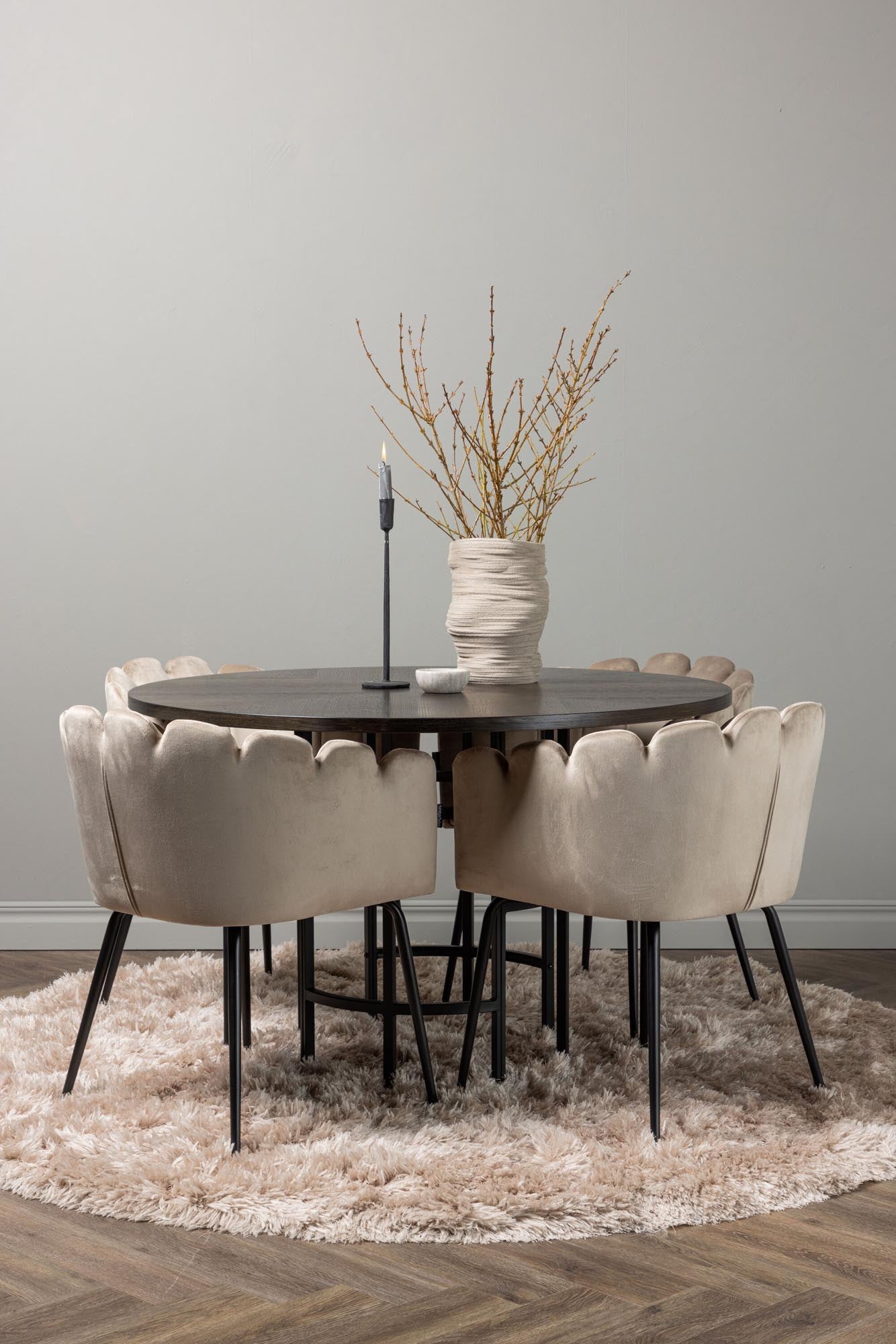 Esszimmerset Copenhagen + Limhamn: Stilvolles Set für gesellige Abende, eleganter Tisch und luxuriöse Stühle in kompaktem Design.