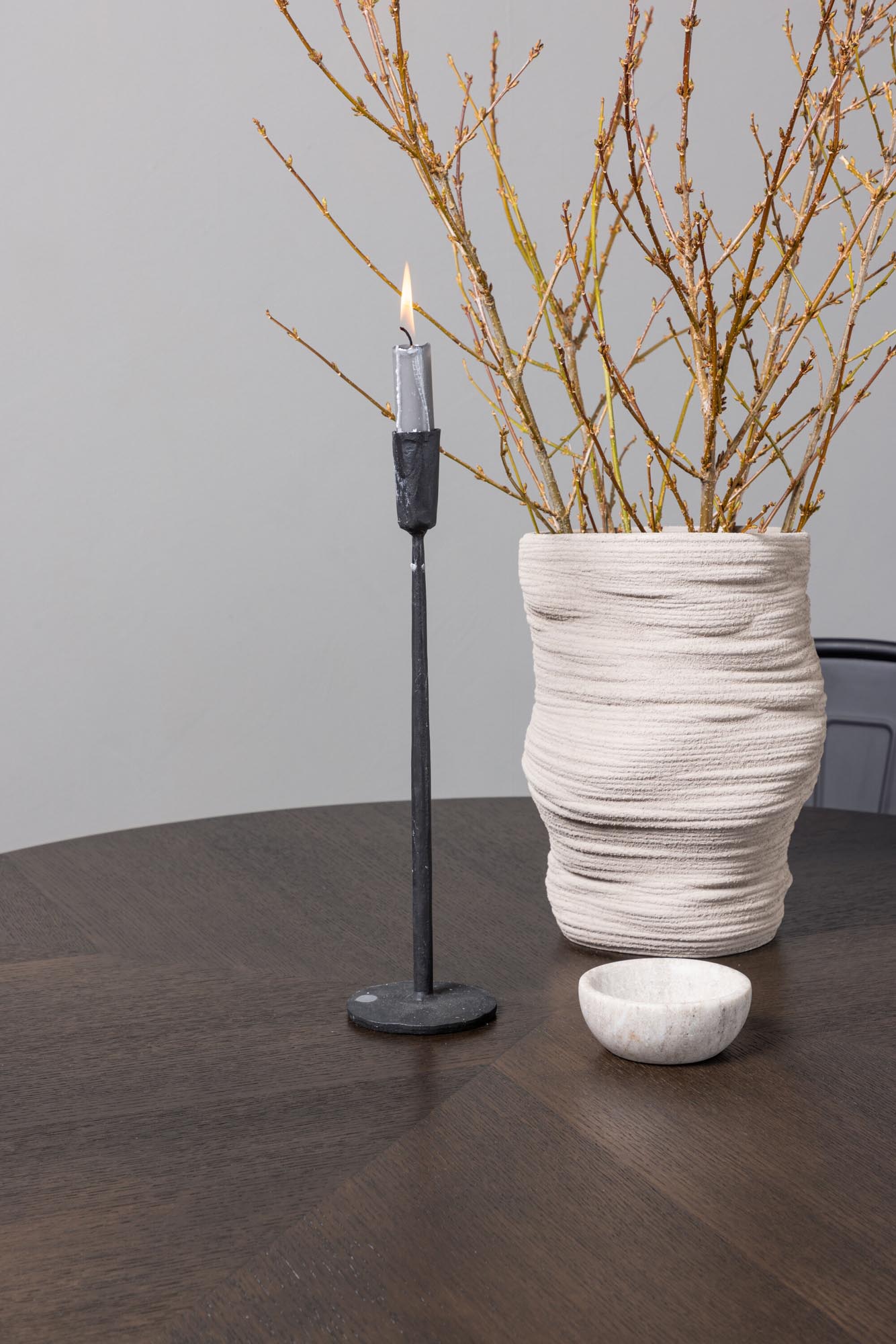 Modernes Esszimmerset mit runden Tisch und bequemen Stühlen im Industriedesign. Ideal für gesellige Abende und stilvolle Essbereiche.