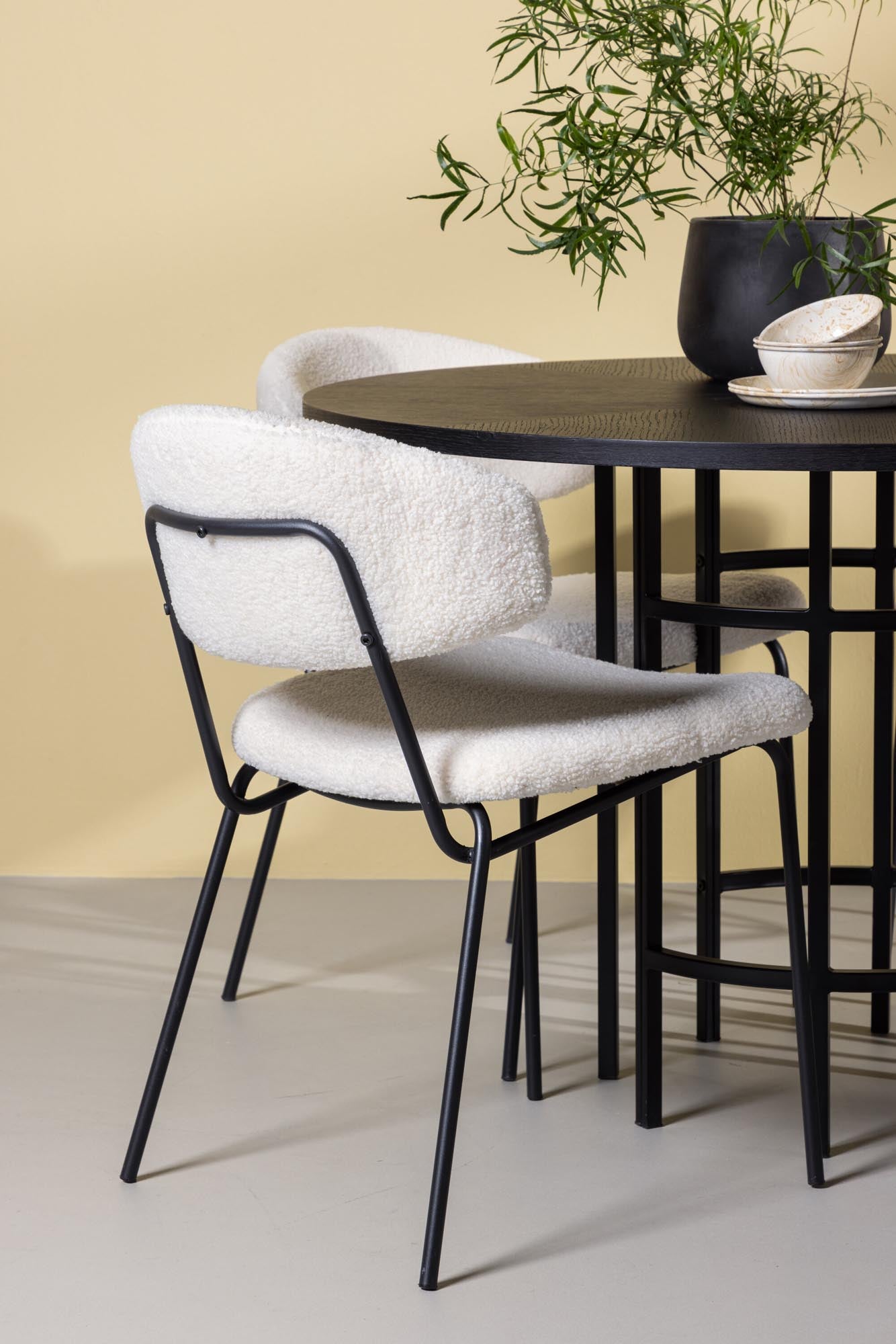 Entdecken Sie das elegante Esszimmerset Copenhagen + Chico ⌀115cm/4St. von Venture Home – ideal für stilvolle Essbereiche und gesellige Abende.