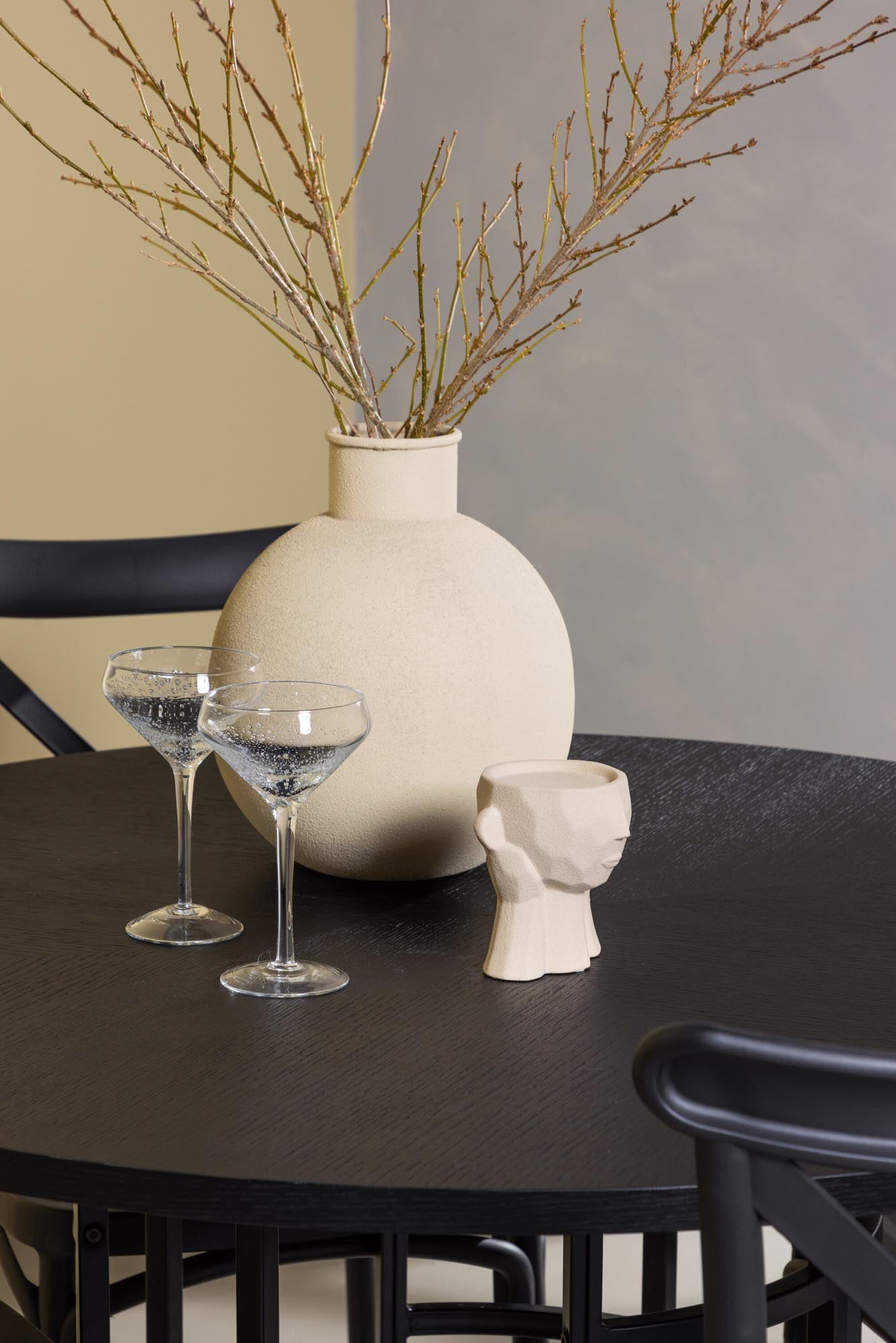 Modernes Esszimmerset Copenhagen + Crosett: Stilvoller runder Tisch und bequeme Stühle für gesellige Anlässe und höchsten Komfort.