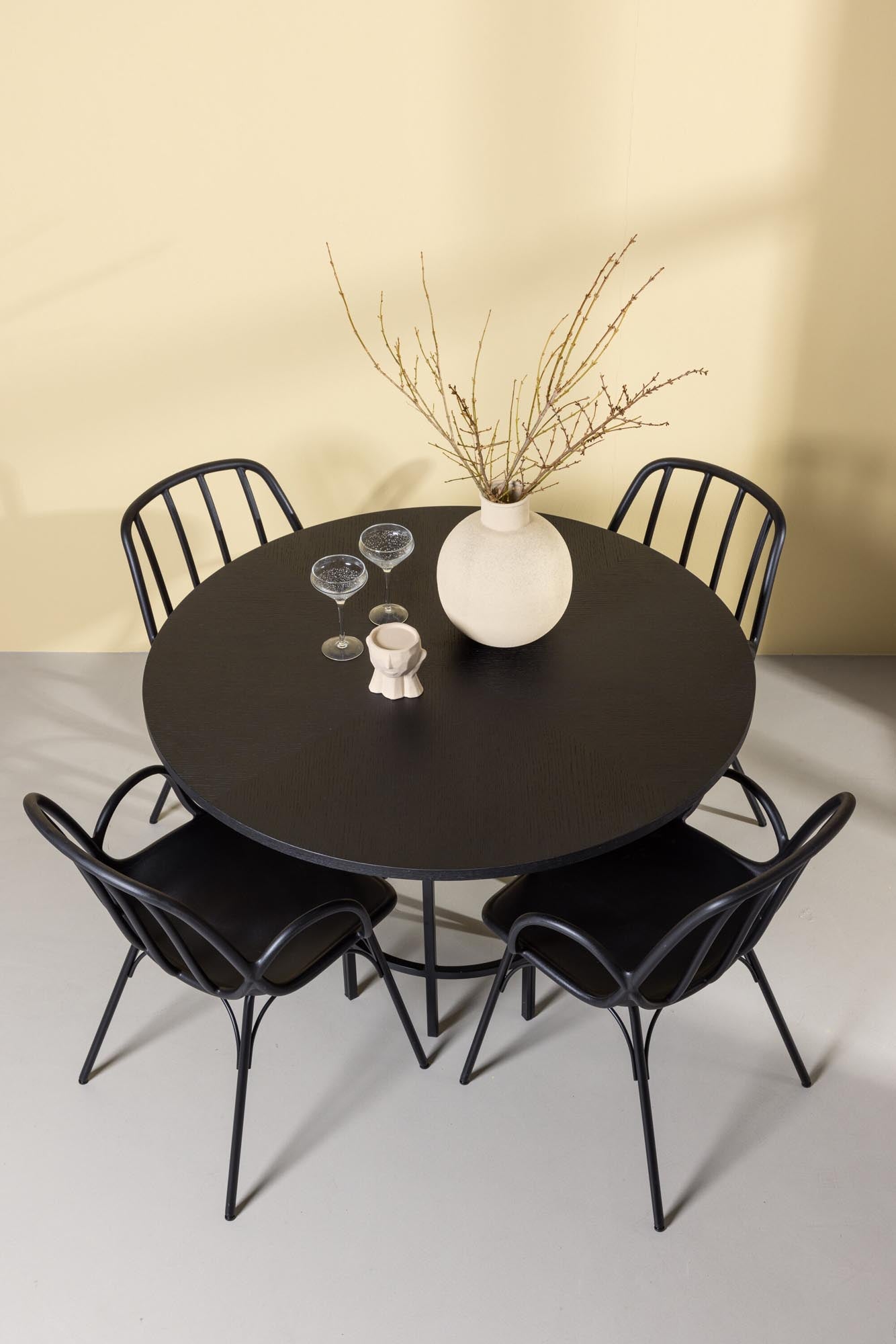 Elegantes Esszimmerset Copenhagen: runder Tisch (⌀115cm) mit pflegeleichter MDF-Oberfläche und 4 komfortablen Dyrön Stühlen im modernen skandinavischen Stil.