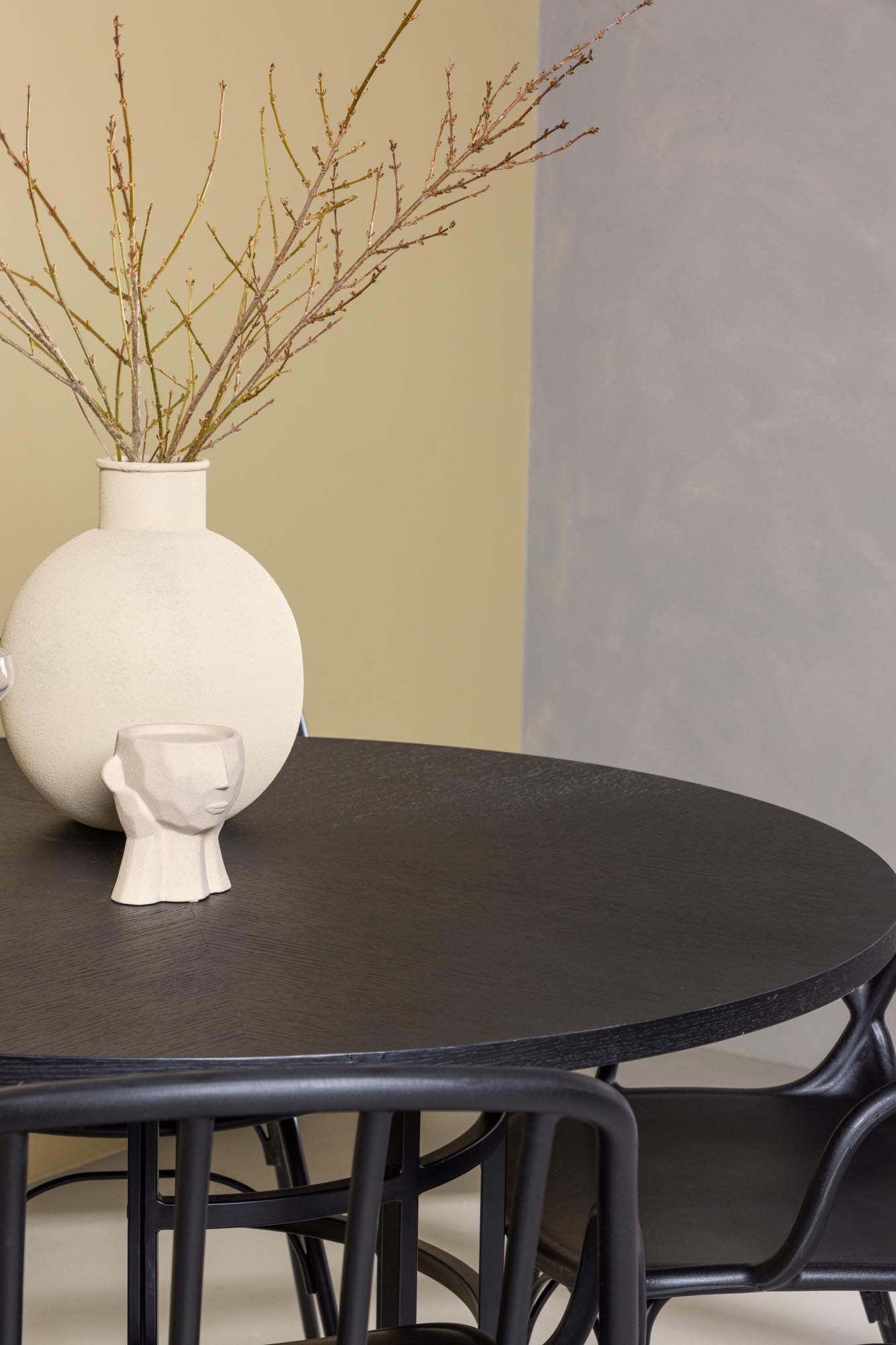 Elegantes Esszimmerset Copenhagen + Dyrön: runder Tisch und bequeme Stühle für gesellige Abende und stilvolles Ambiente.