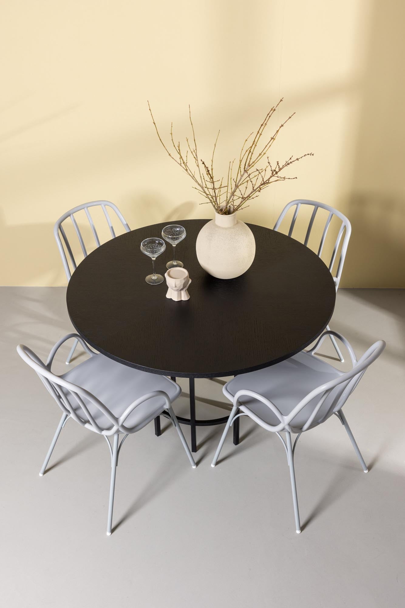 Stilvolles Esszimmerset Copenhagen + Dyrön: runder Tisch und bequeme Stühle für gesellige Momente in jedem Zuhause.