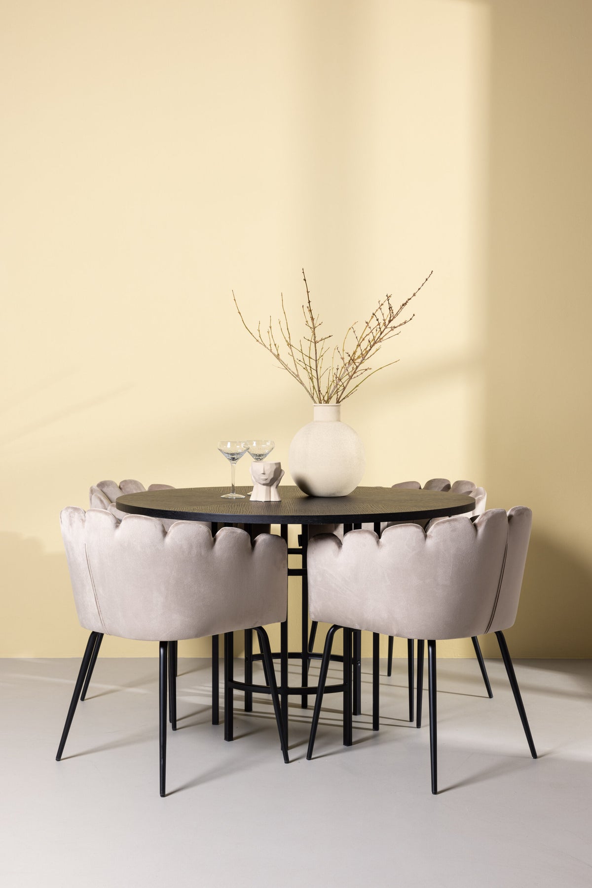 Esszimmerset Copenhagen + Limhamn ⌀115cm/4St. in Schwarz / Beige präsentiert im Onlineshop von KAQTU Design AG. Esszimmerset ist von Venture Home