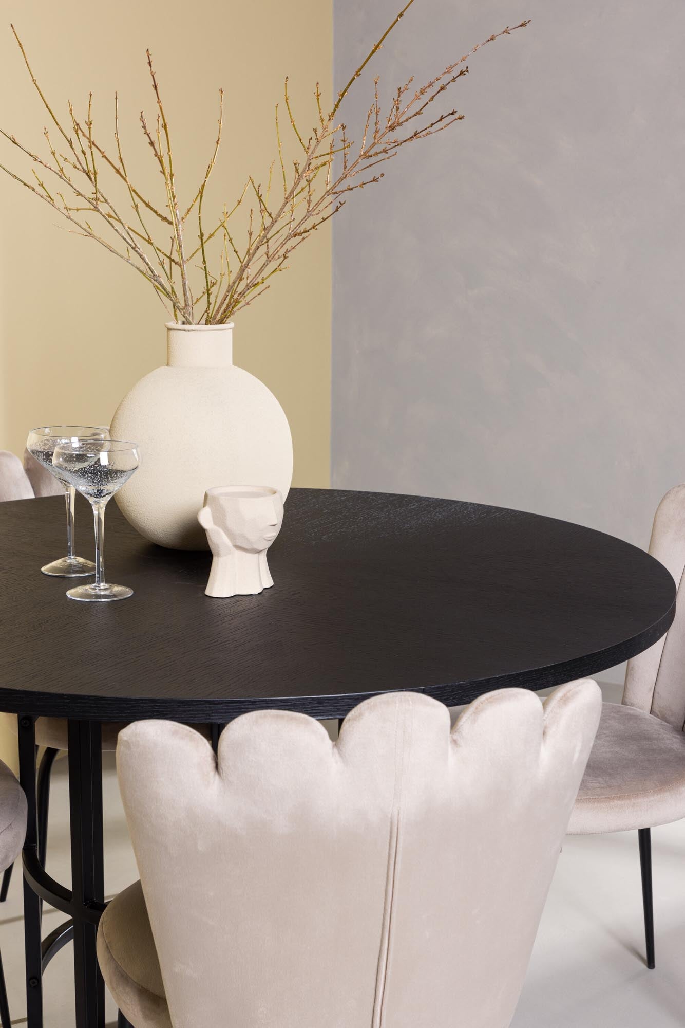 Erleben Sie das elegante Esszimmerset Copenhagen + Limhamn Light ⌀115cm/4St. von Venture Home – ideal für stilvolle Dinnerpartys und gemütliche Frühstücke.