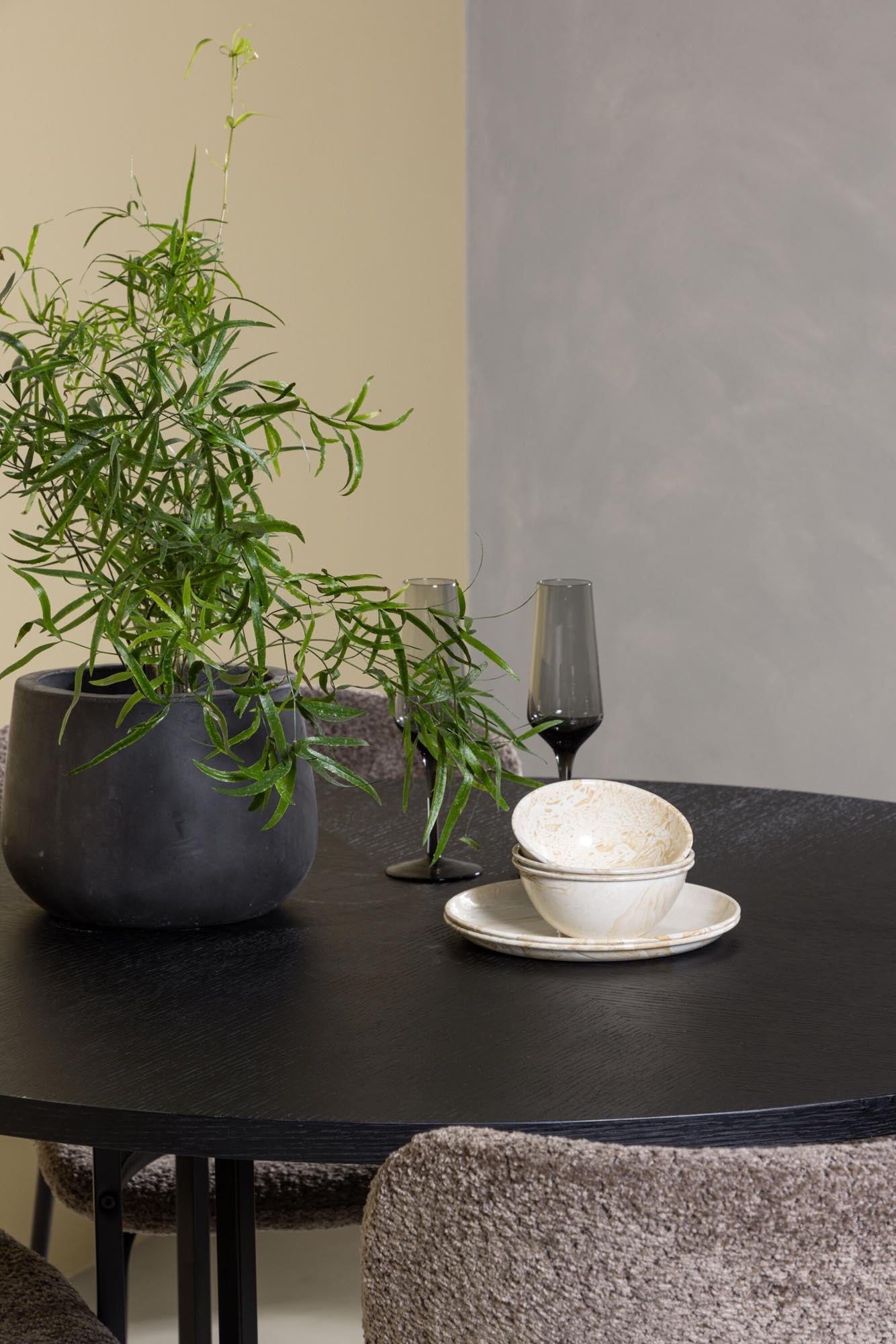 Stylisches Esszimmerset Copenhagen + Modesto mit runder Tischplatte und komfortablen Stühlen, ideal für gesellige Runden und modernes Wohnen.