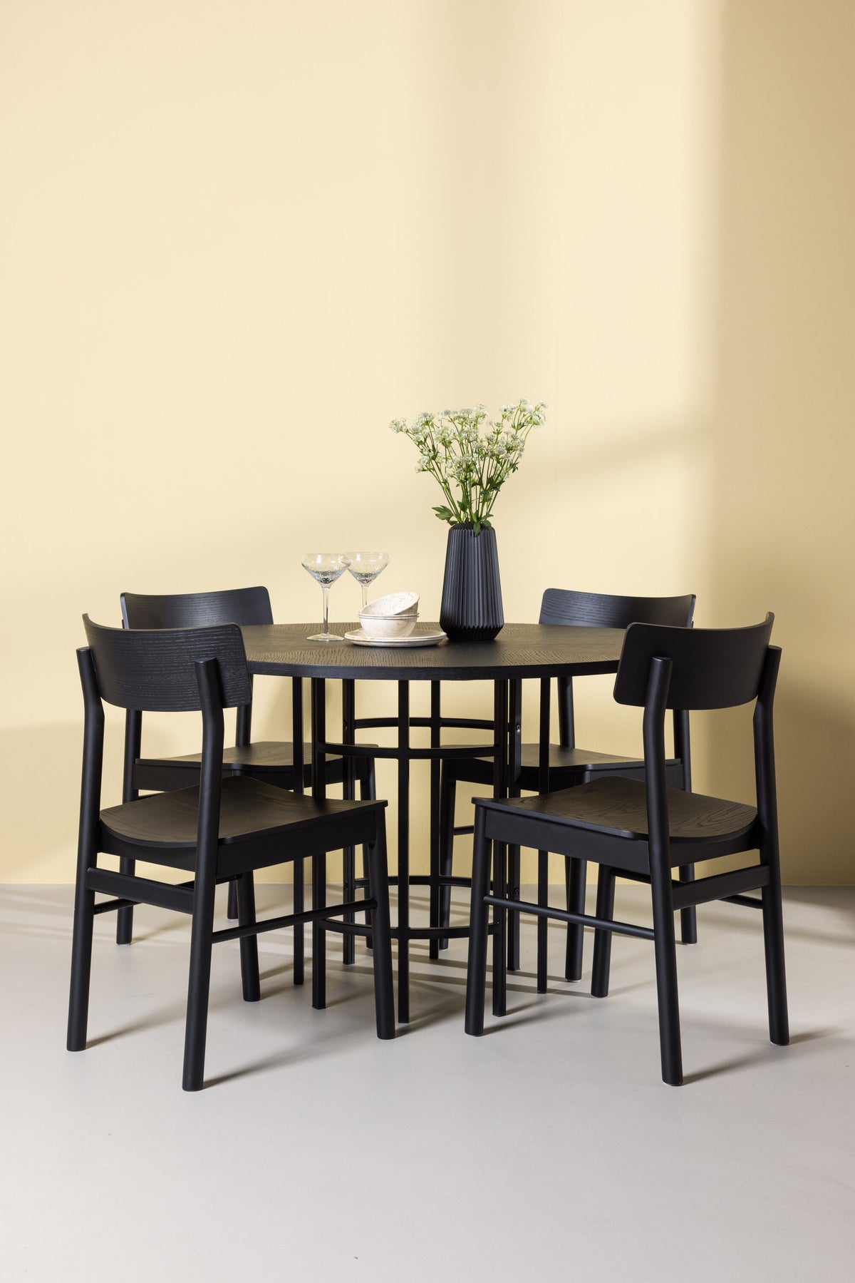 Copenhagen Esstisch + 4 x Montros Esszimmerstuhl in Schwarz präsentiert im Onlineshop von KAQTU Design AG. Esszimmerset ist von Venture Home