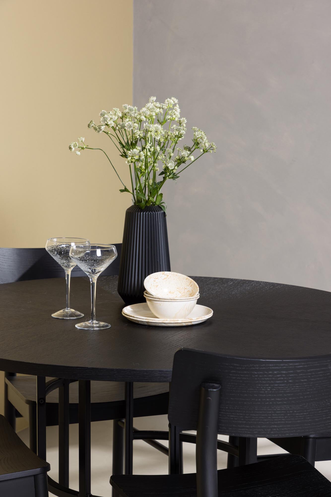 Elegantes Copenhagen Set: Moderner Esstisch mit 4 Montros Stühlen.