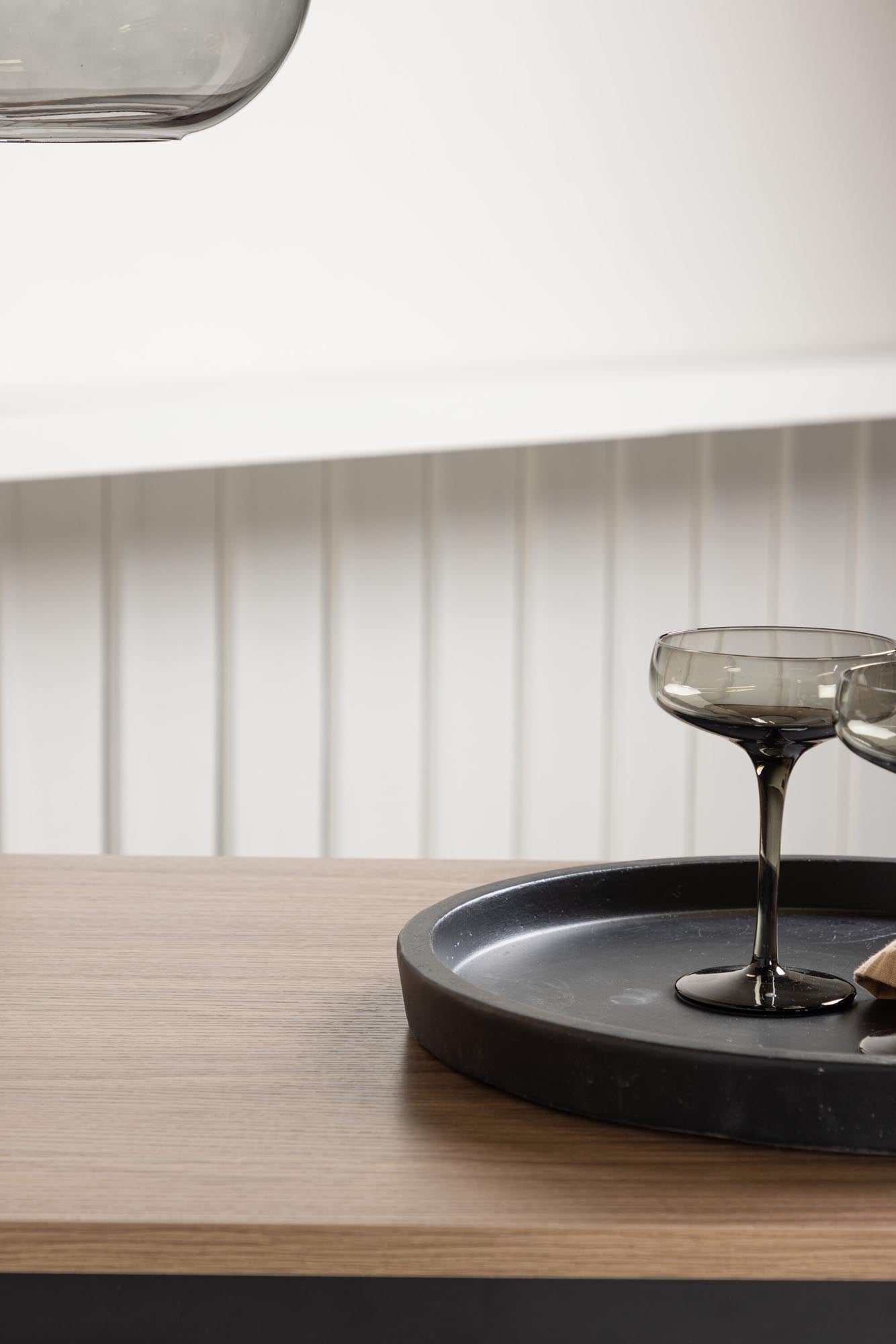 Erleben Sie das elegante Camden Barset + Opelika 120cm/4St. von Venture Home – ideal für stilvolle Wohnräume und gesellige Zusammenkünfte.