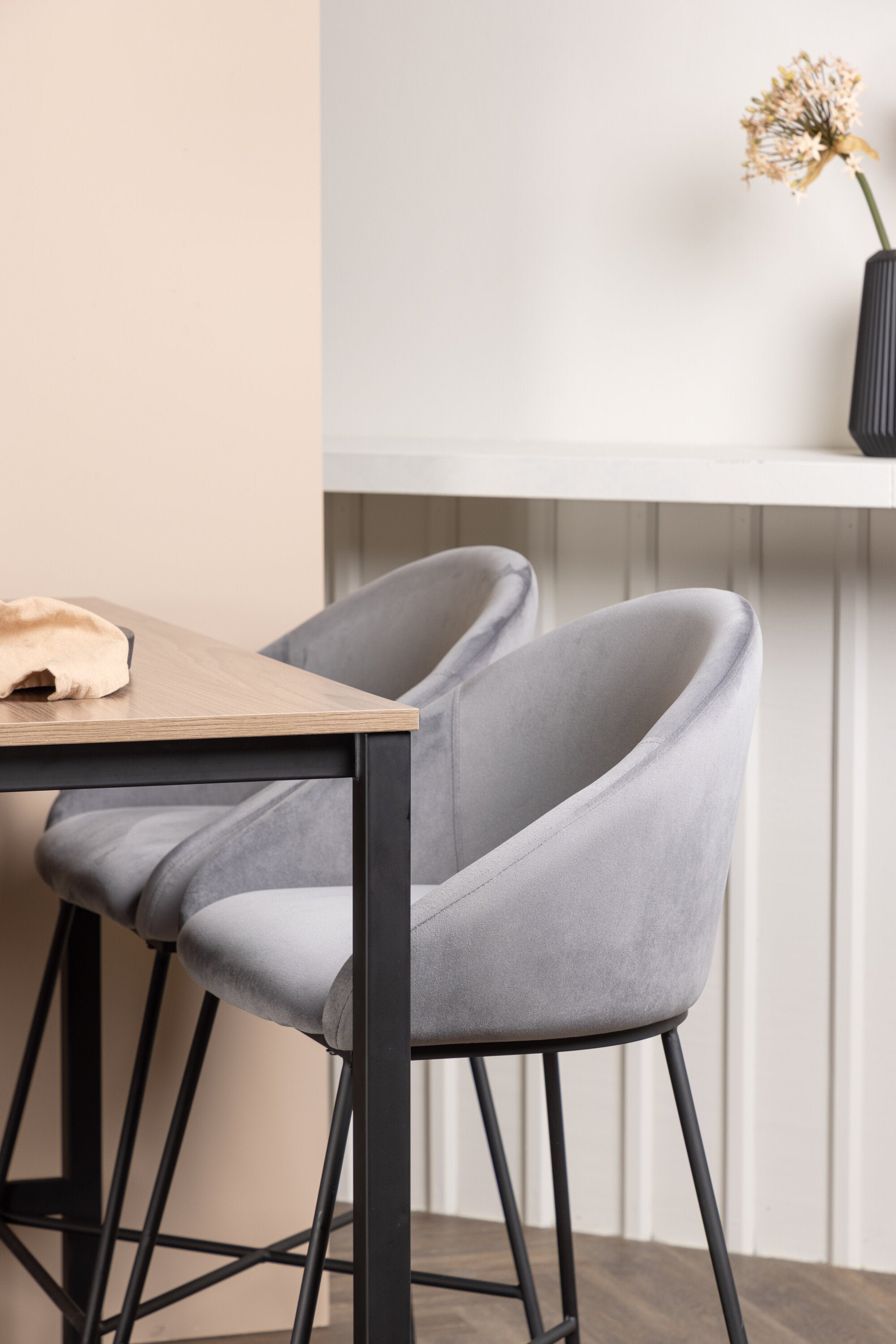 Camden Barset + Velvet 120cm/4St. in Schwarz, Dunkelgrau präsentiert im Onlineshop von KAQTU Design AG. Bartischset ist von Venture Home