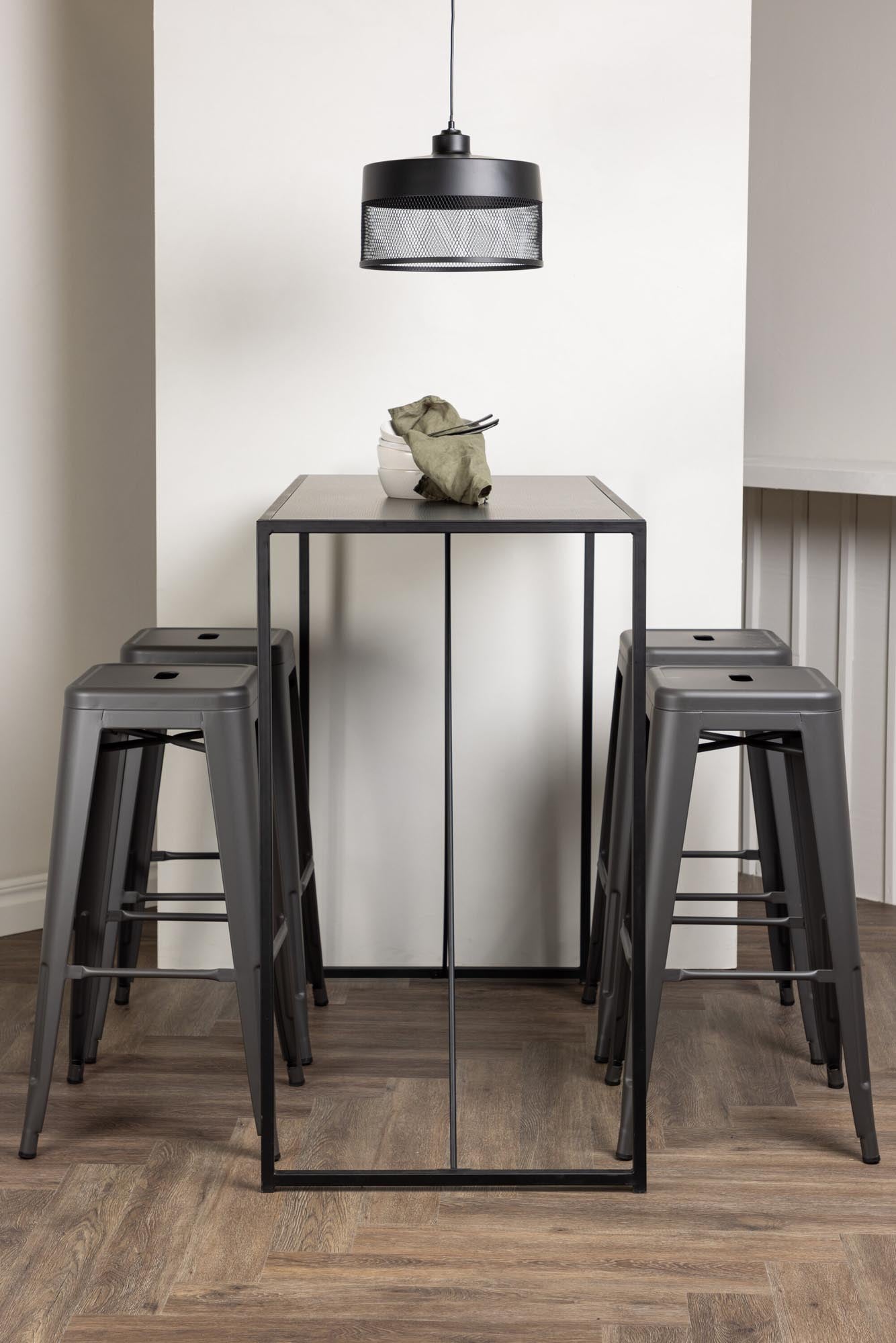 Erleben Sie das Brea Barset + Tempe 120cm/4St. von Venture Home – die perfekte Kombination aus eleganten Barhockern und einem stilvollen Bartisch für Ihr Zuhause.