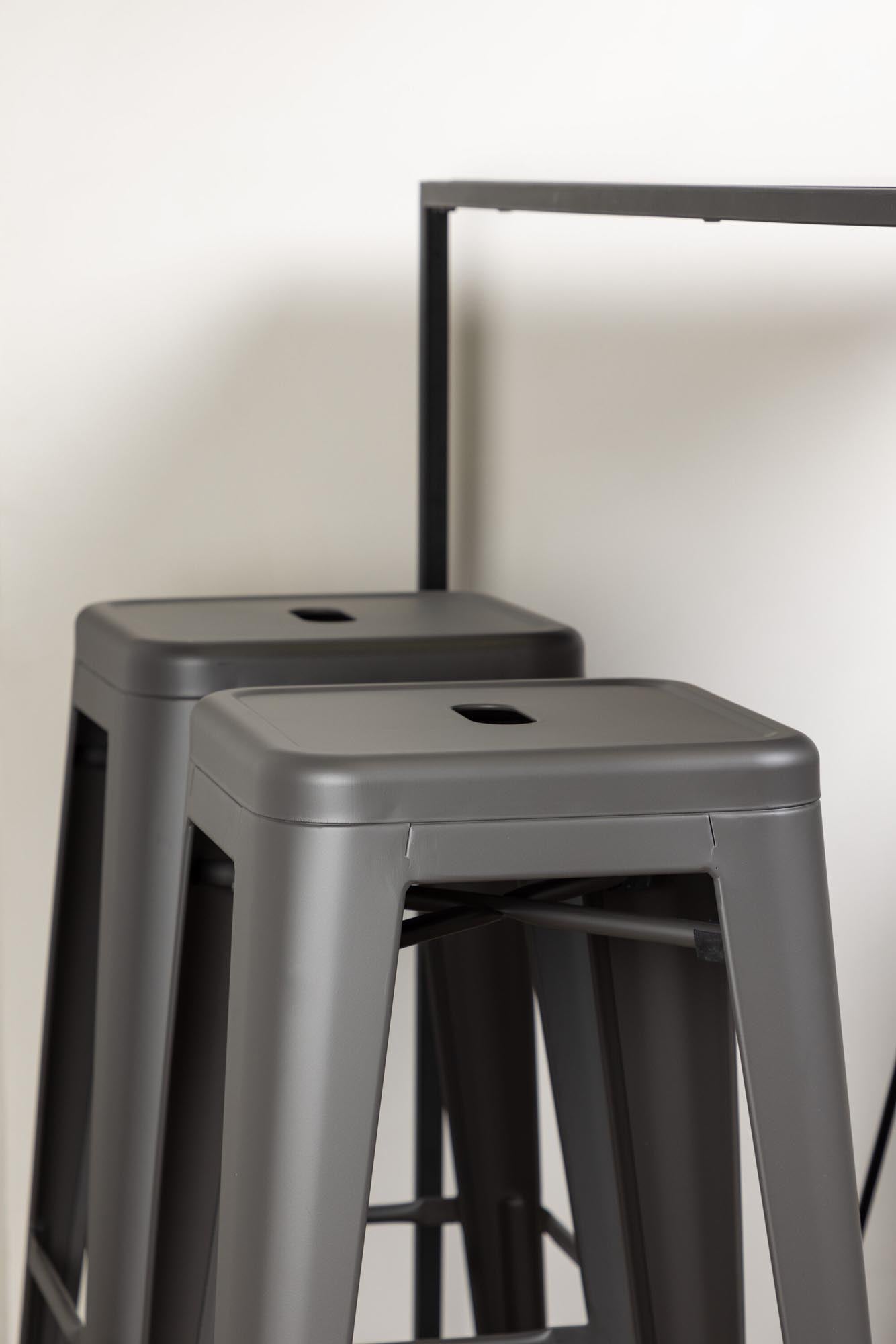 Entdecken Sie das Brea Barset + Tempe 120cm/4St. von Venture Home – stilvolle Barhocker und ein eleganter Bartisch für gesellige Momente.