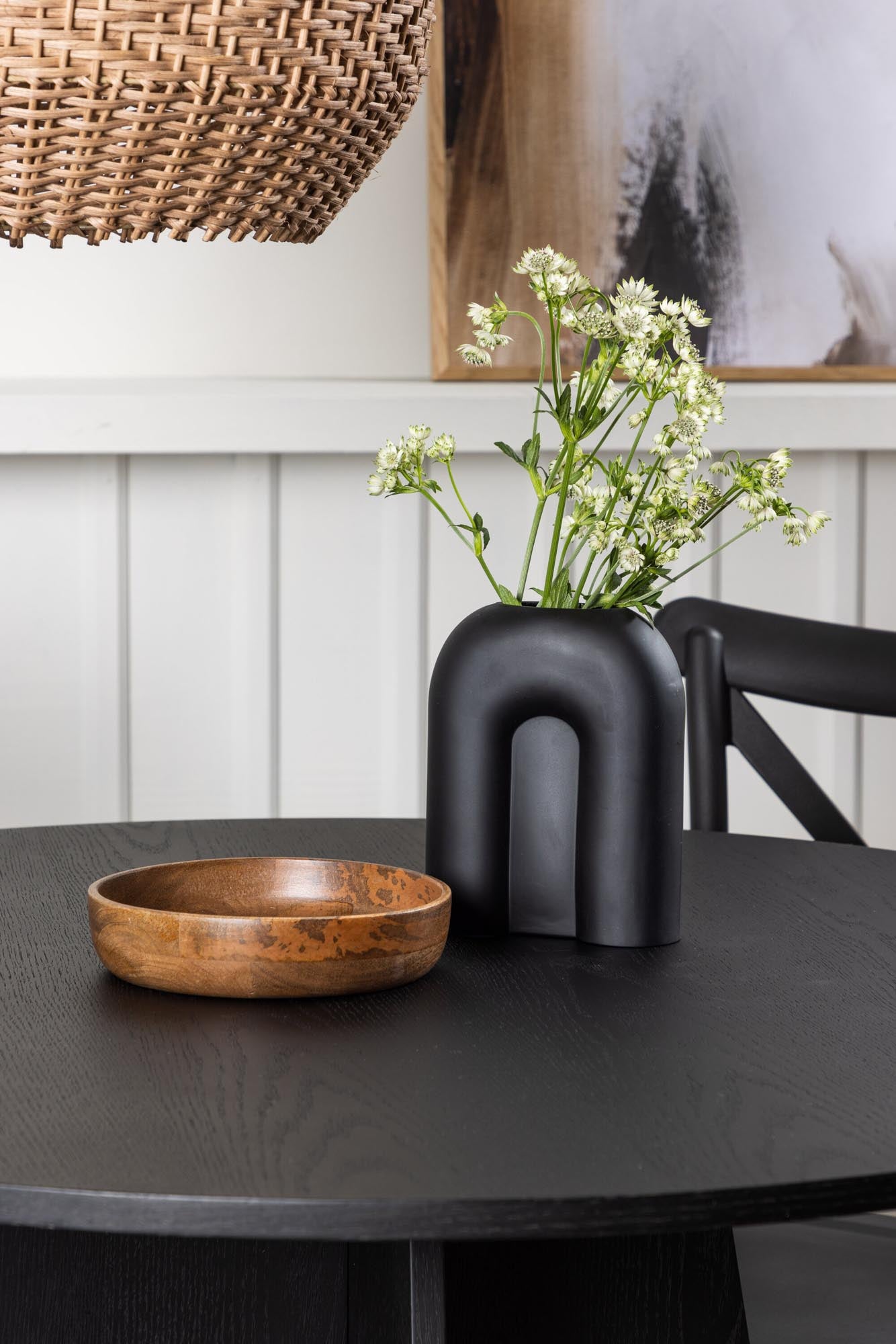 Stilvolles Bootcut Esszimmerset mit runden Crosett Stühlen, perfekt für gemütliche Abende und ein modernes Ambiente in Ihrem Essbereich.