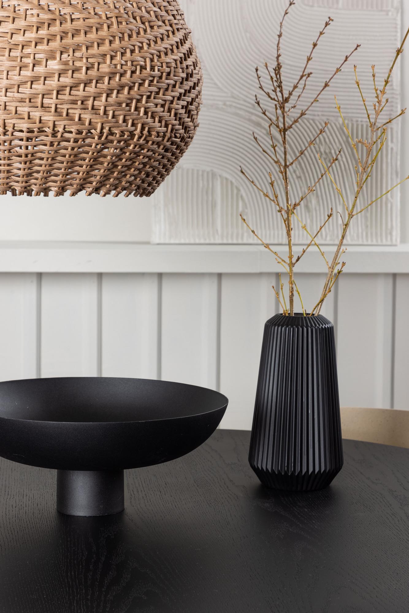 Gestalten Sie Ihr Esszimmer stilvoll mit dem Bootcut Esszimmerset + Astol von Venture Home: runder Tisch und moderne Stühle für gesellige Momente.