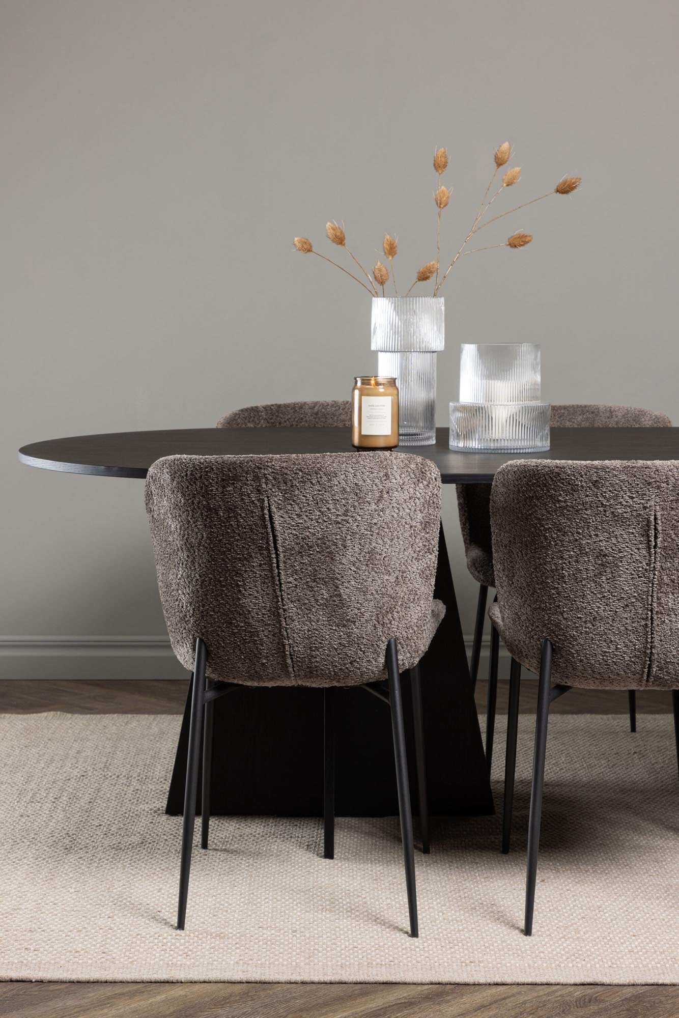 Stilvolles Bootcut Esszimmerset von Venture Home: ovaler Tisch aus schwarzem MDF, gepolsterte Modesto-Stühle für 6 Personen. Modern und einladend!