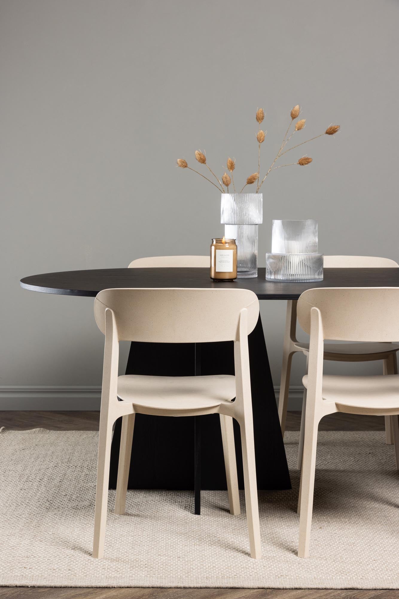 Stilvoller Bootcut Esstisch mit 6 Åstol Stühlen aus nachhaltigem Holz.