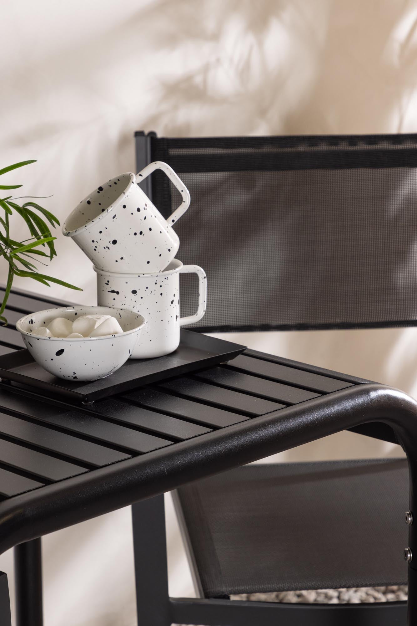 Stilvolles Borneo Outdoor-Tischset mit Copacabana Stühlen, ideal für Balkon und Terrasse. Wetterfest, modern und funktional.