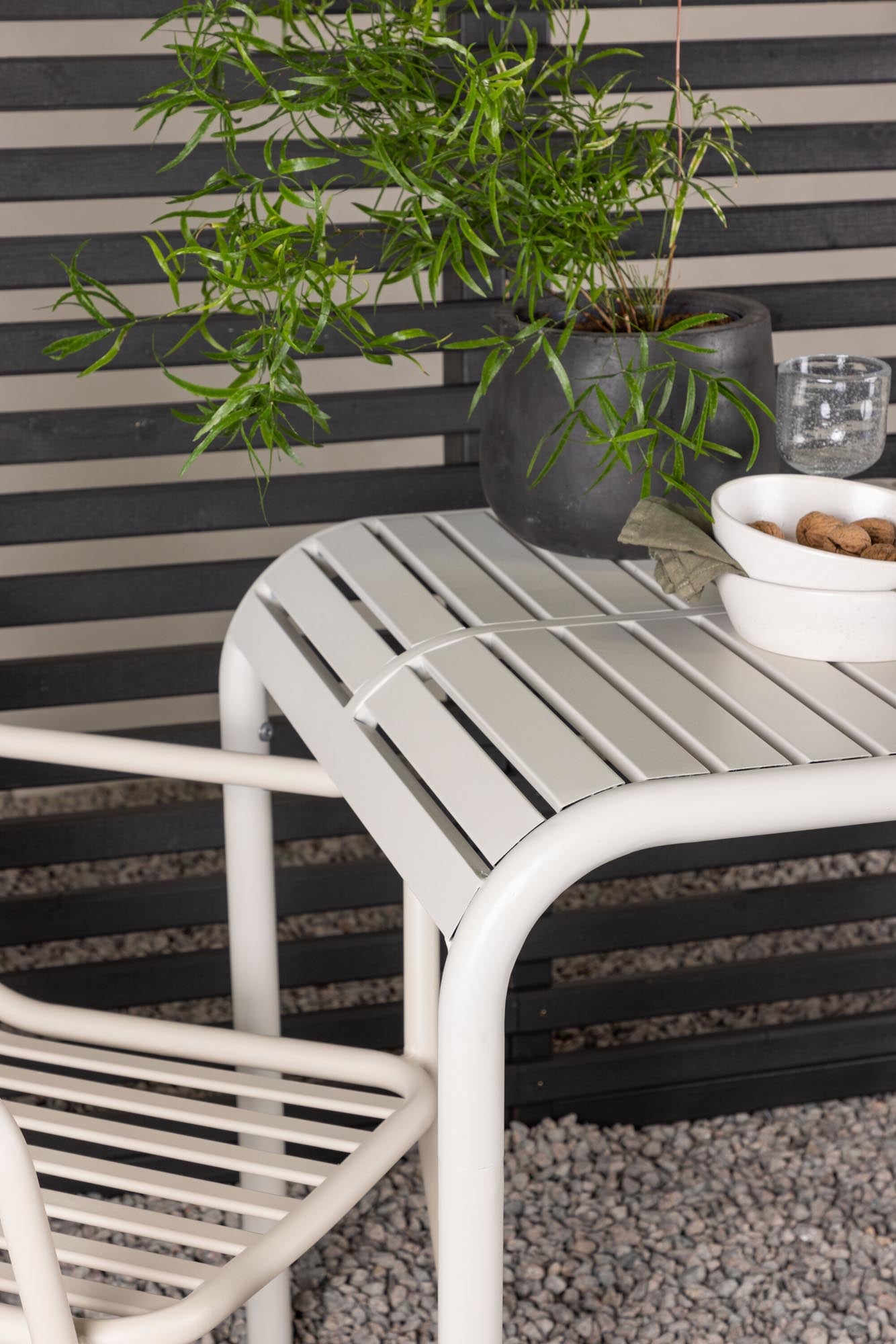 Verleihen Sie Ihrem Garten mit dem Borneo Outdoor-Tischset und den Peking-Stühlen einen modernen Look. Ideal für gesellige Abende im Freien!