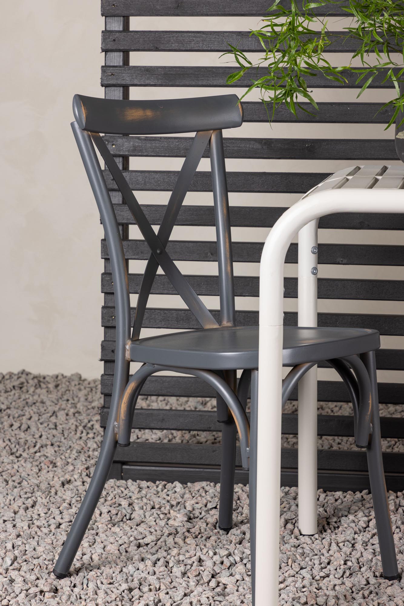 Entdecken Sie das Borneo Outdoor-Tischset: 70 cm Tisch aus robustem, beige Aluminium, ergänzt durch 2 elegante russschwarze Tablas Stühle. Ideal für stilvolle Gartenmomente!