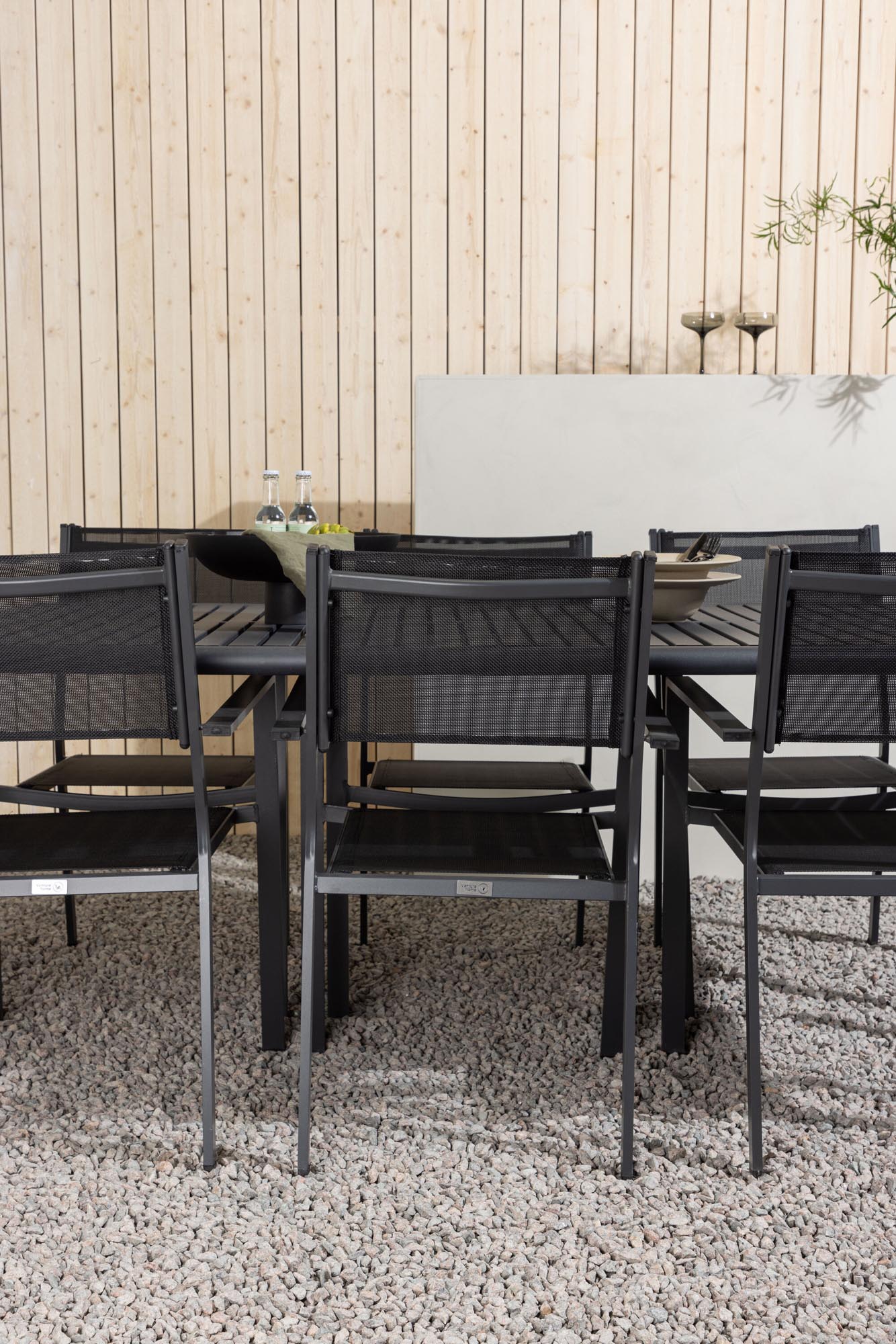 Elegantes Borneo Tischset für 6, ideal für stilvolle Terrassenfeste.