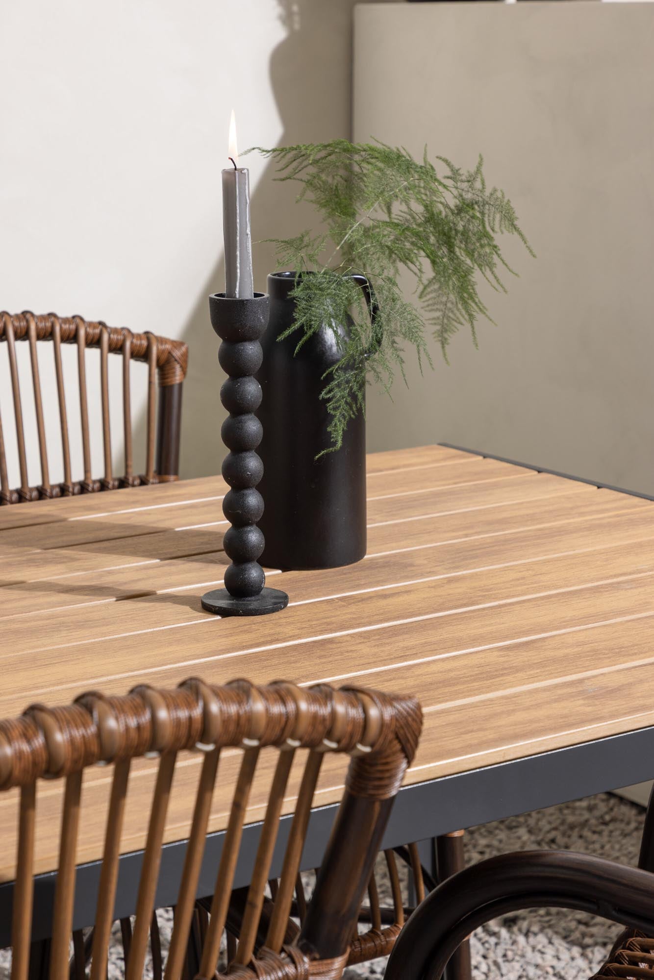 Stilvolles Break Outdoor-Tischset von Venture Home: Ideal für gesellige Momente im Freien mit modernem Design und komfortablen Stühlen.