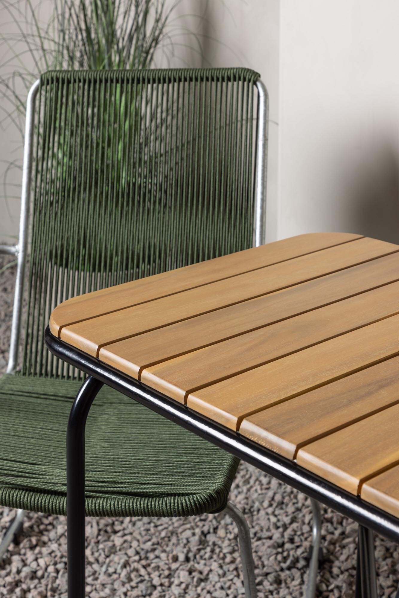 Stilvolles Holmbeck Outdoor-Tischset aus Akazienholz und schwarzem Stahl. Ideal für entspannte Momente im Freien.