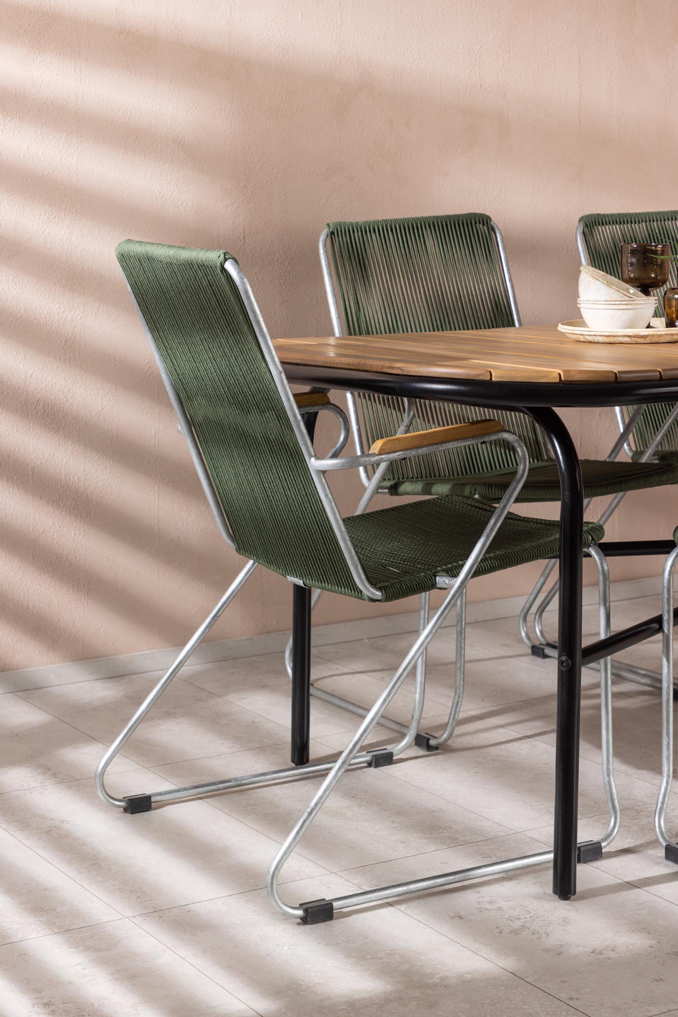 Elegantes Holmbeck Outdoor-Tischset aus Akazie und Stahl für gesellige Runden im Freien. Ideal für Garten und Terrasse.