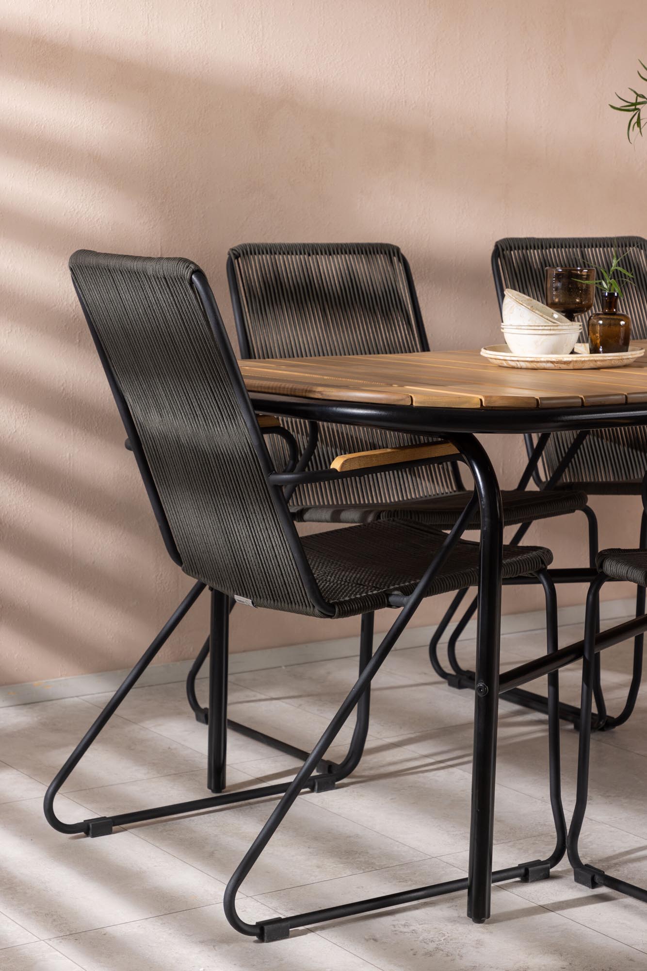 Elegantes 200 cm Outdoor-Tischset aus Akazie und Stahl, inklusive 6 bequemen Stühlen. Ideal für gesellige Momente im Garten.