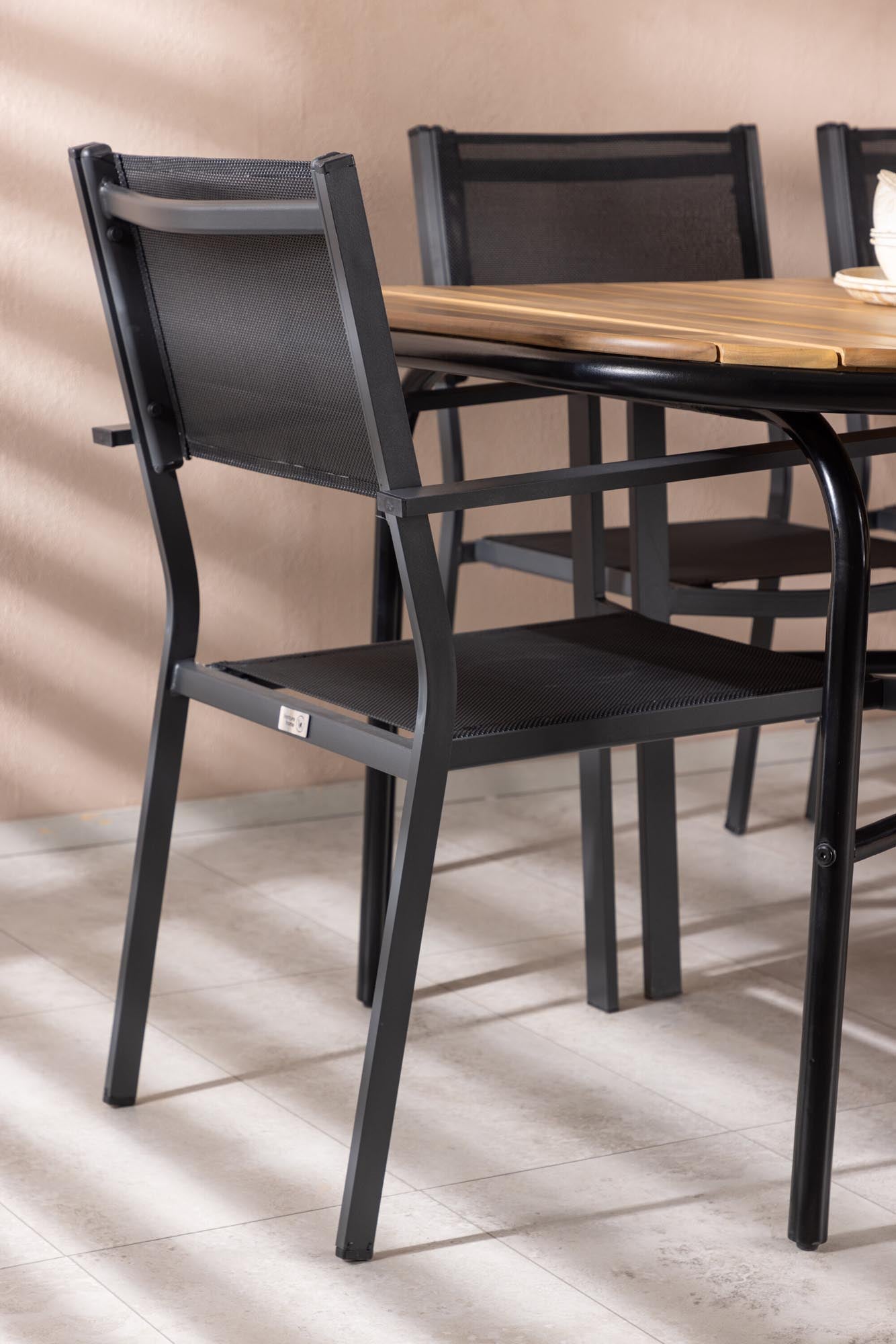 Stilvolles Gartenset aus Akazie und Aluminium für gesellige Abende im Freien.