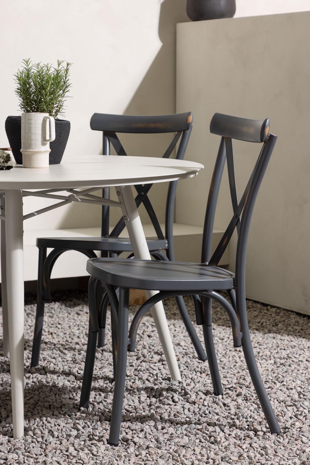 Lina Outdoor-Tischset + Peking ⌀120cm/4St. in Dunkelgrau präsentiert im Onlineshop von KAQTU Design AG. Gartentischset ist von Venture Home