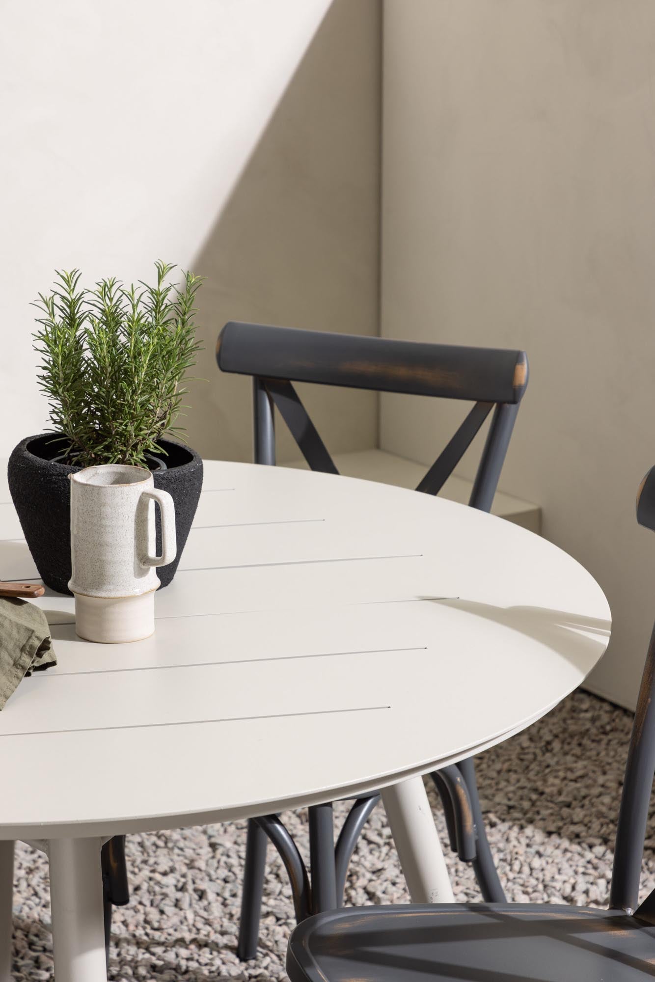 Gestalten Sie Ihren Außenbereich mit dem stilvollen Lina Outdoor-Tischset von Venture Home. Der runde Tisch (⌀120cm) und 4 moderne Stühle bieten Komfort und Eleganz für unvergessliche Momente.