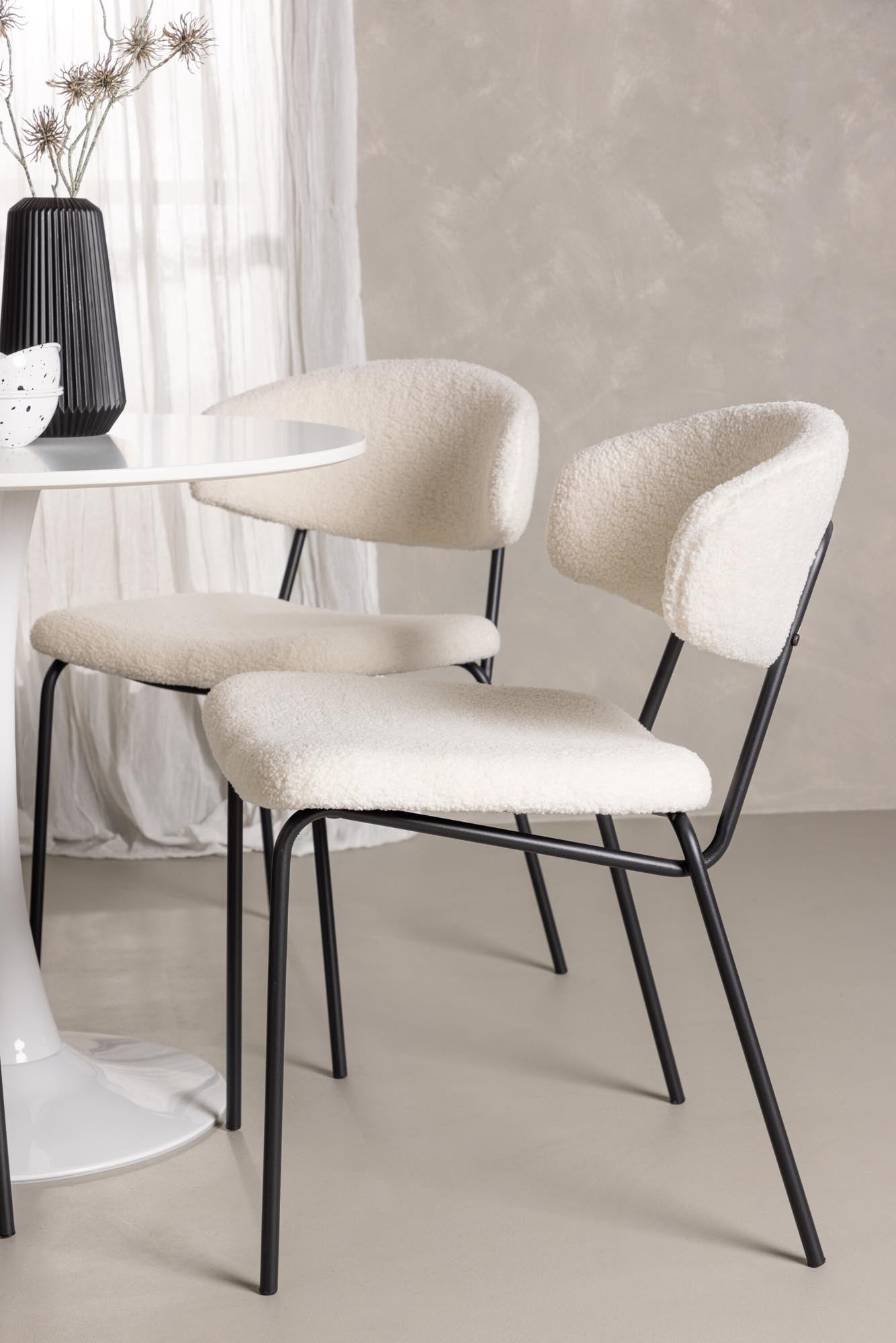 Modernes Hamden Esszimmerset mit Chico-Stühlen für gemütliche Essensrunden. Hochwertige Materialien und elegantes Design vereinen Stil und Komfort.