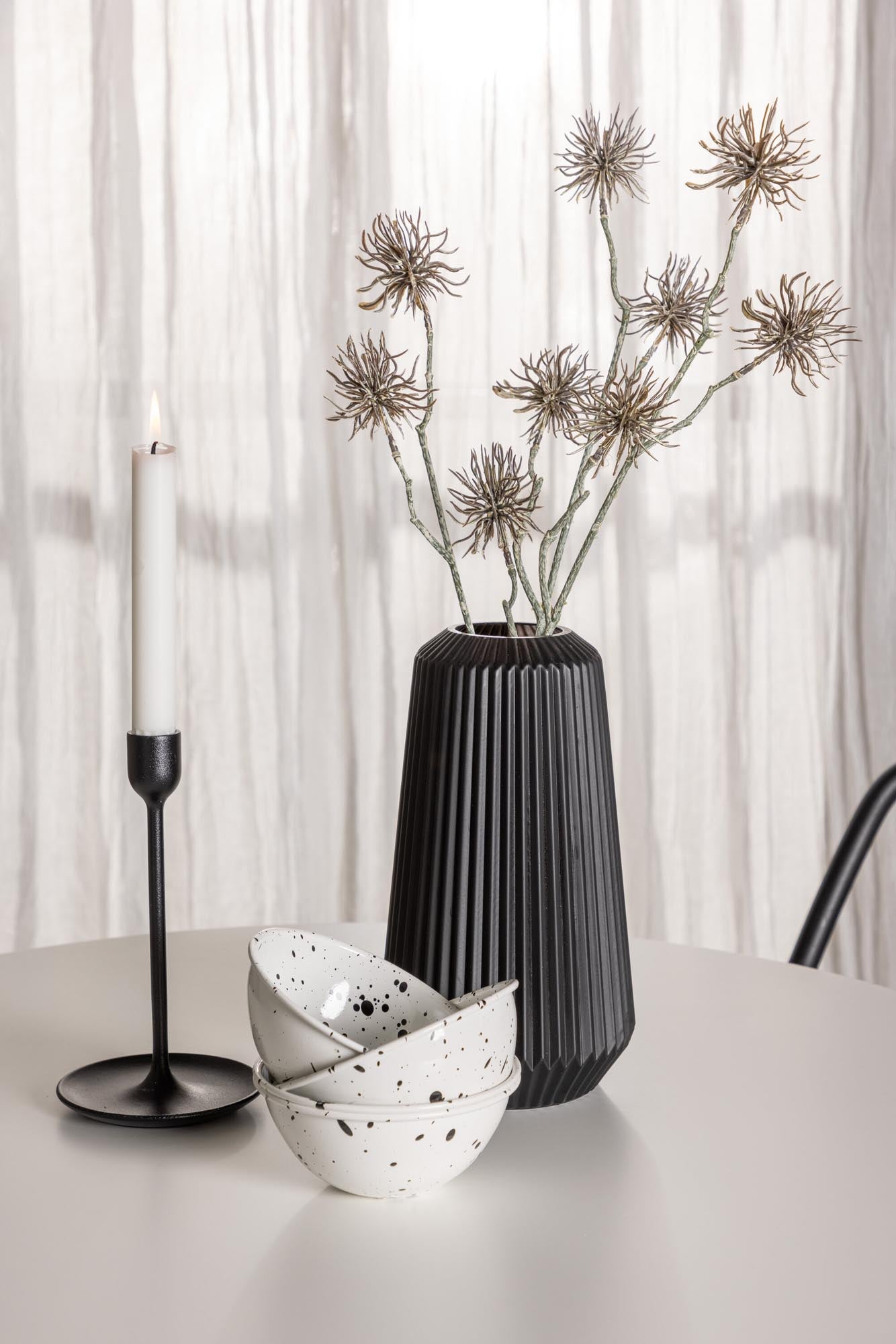 Entdecken Sie das Hamden Esszimmerset + Dyrön: Eleganter Tisch und ergonomische Stühle für gesellige Runden. Modern, pflegeleicht und langlebig.