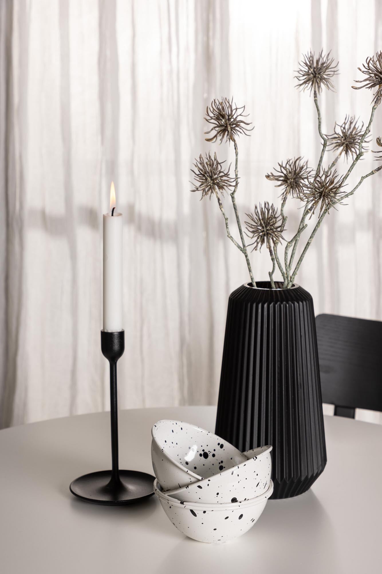 Stilvolles Hamden Esszimmerset mit runden 80 cm Tisch und 4 eleganten Montros-Stühlen aus Gummibaumholz für gemütliche Abende.