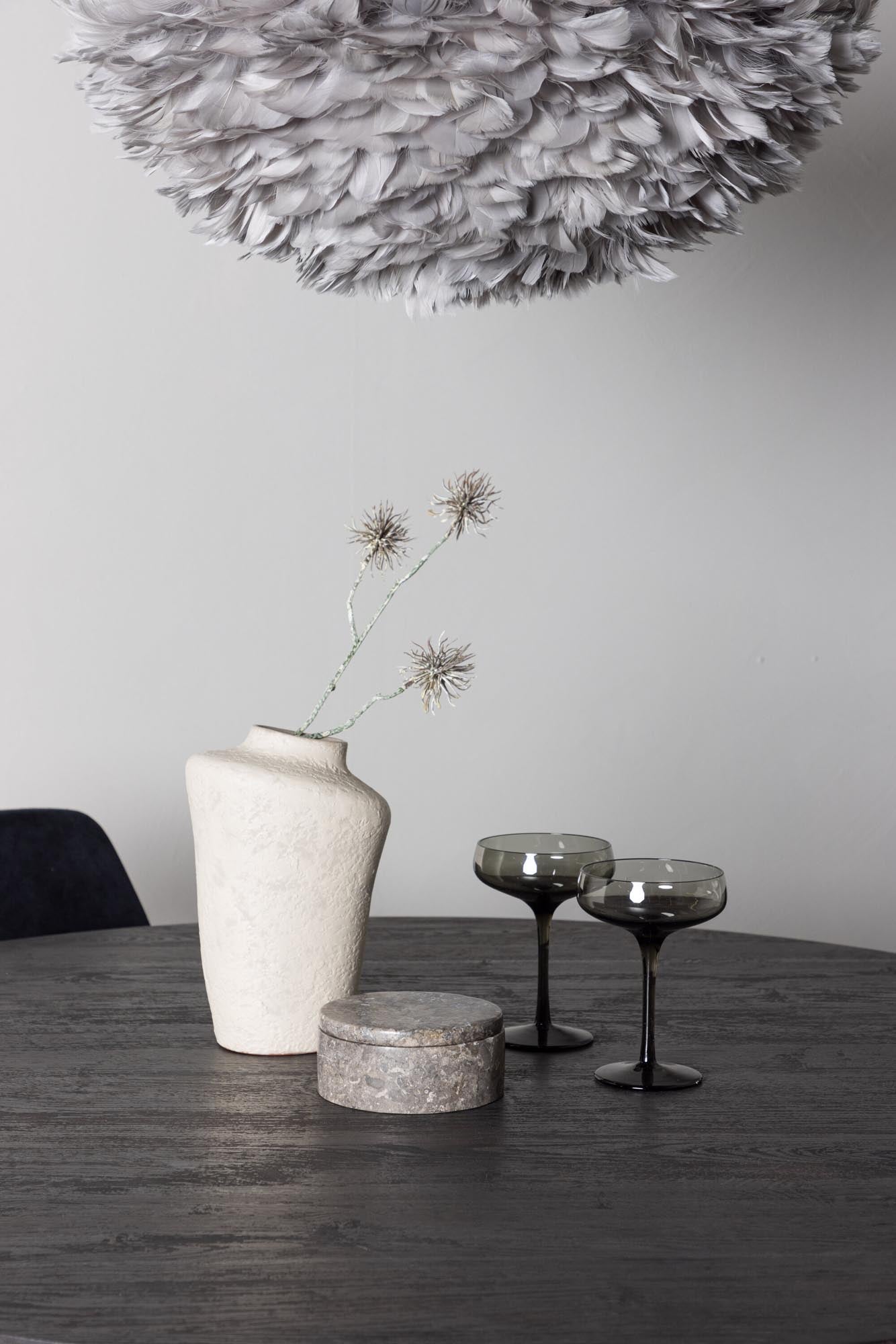 Erleben Sie das Lanzo Esszimmerset + Night: Ein elegantes, rundes Set mit hochwertigem MDF-Tisch und komfortablen Samtstühlen für stilvolle Esszimmer.