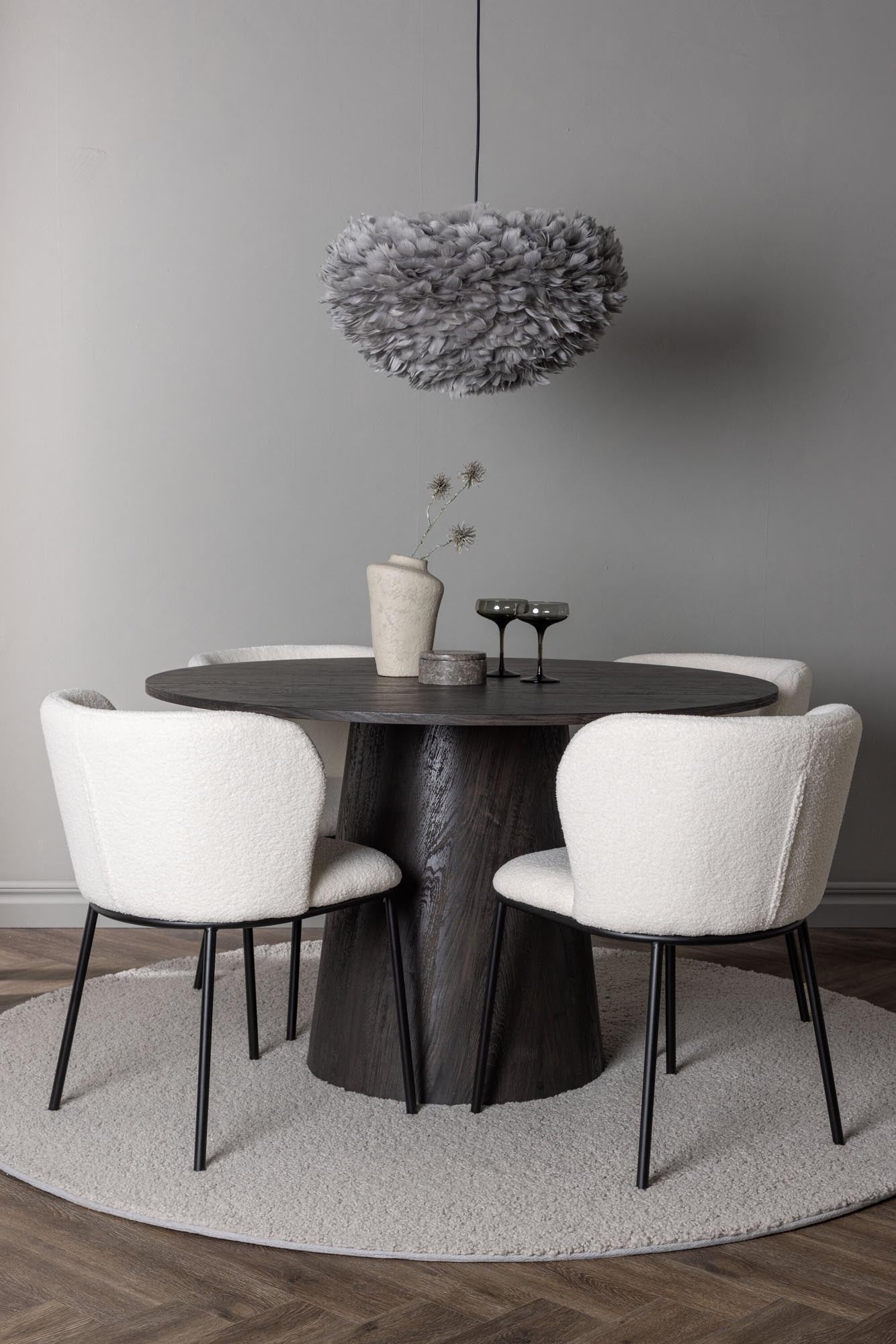 Erlebe das Lanzo Esszimmerset + Edina von Venture Home: eleganter Tisch, bequeme Stühle, perfekte Kombination für stilvolle Esszimmer.