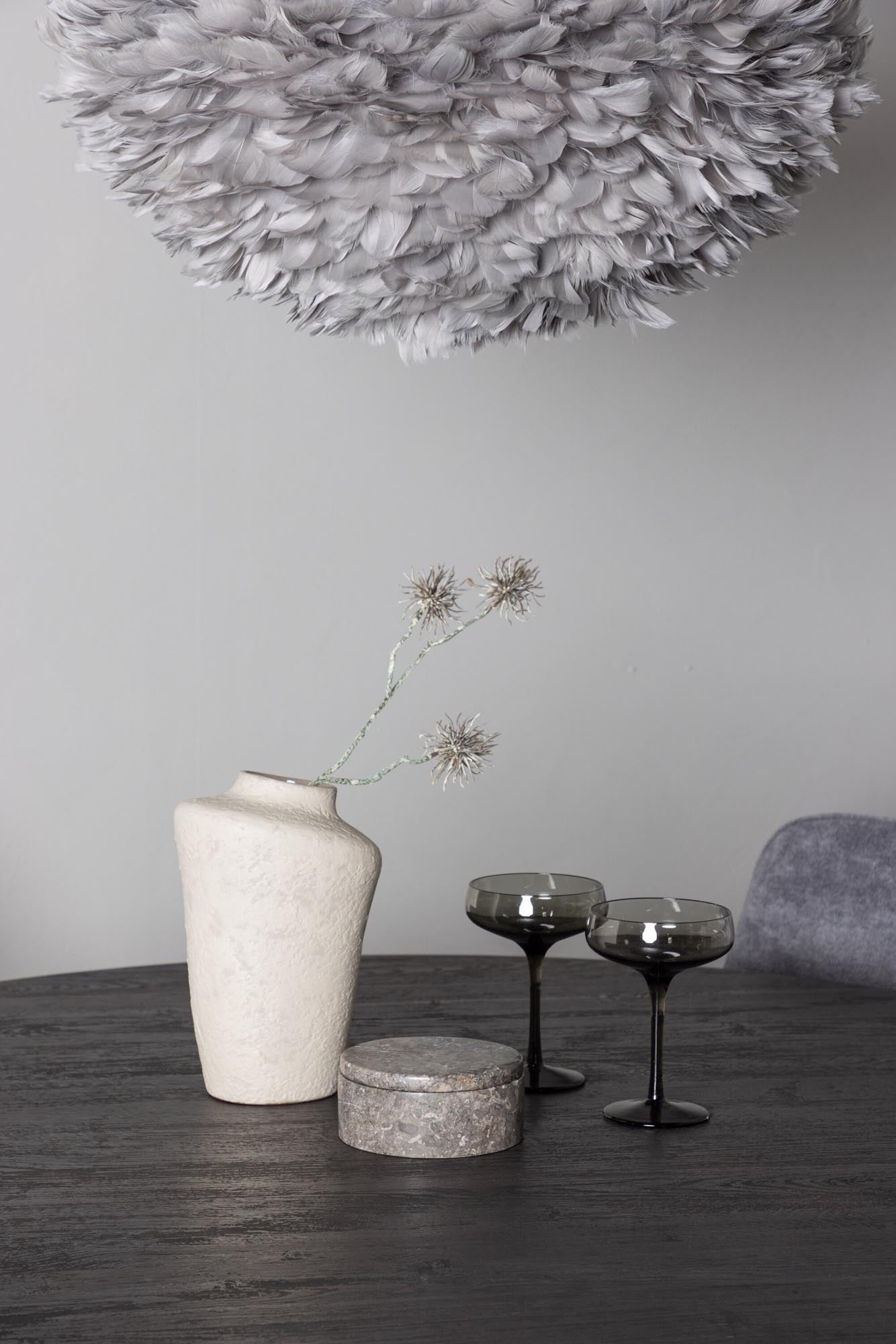 Entdecken Sie das Lanzo Esszimmerset + Rosie: Eleganz trifft Komfort mit einem runden Tisch und stilvollen Stühlen für unvergessliche Momente.