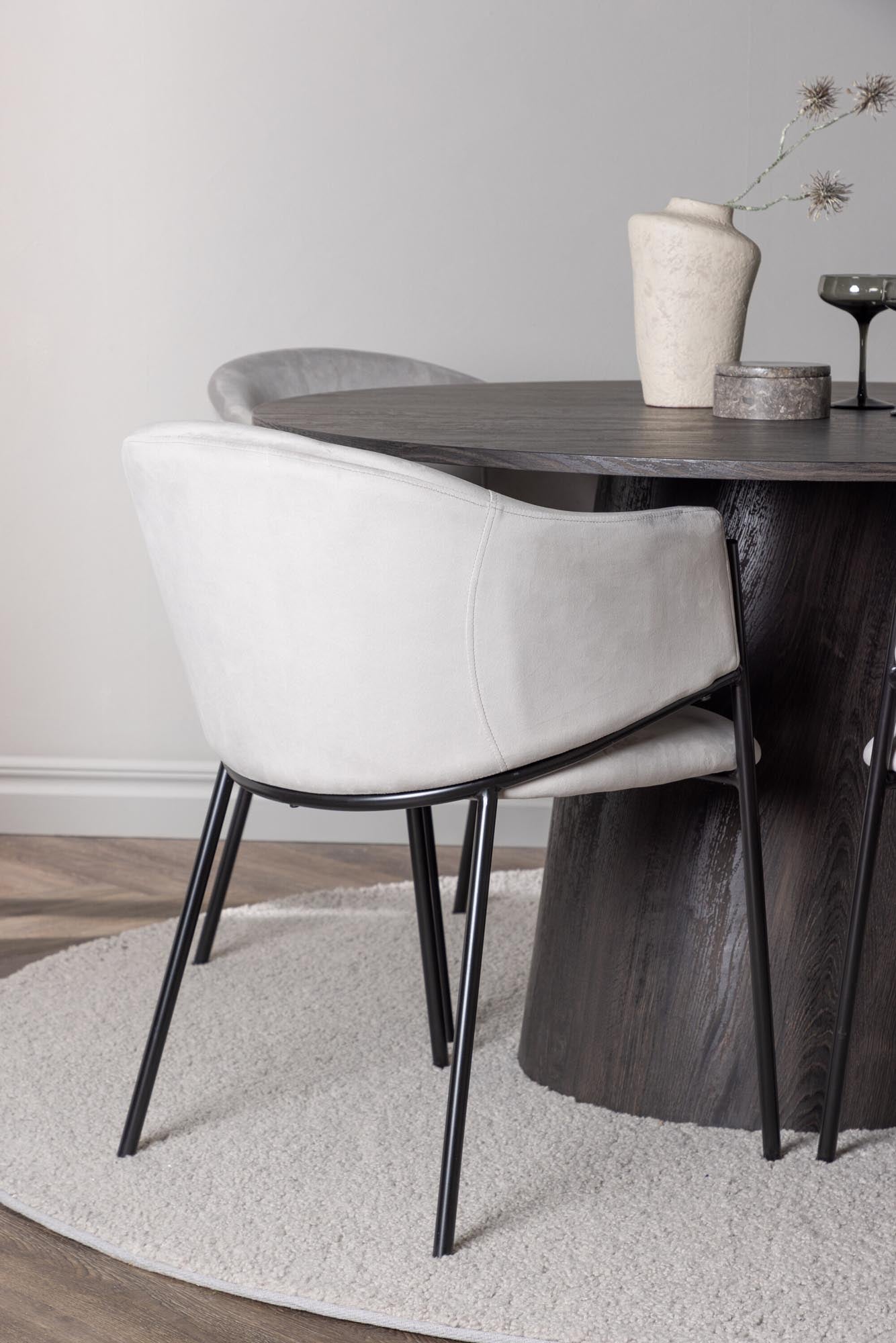 Stilvolles Esszimmerset Lanzo + Evelina mit rundem Tisch und komfortablen Stühlen für einladende Essmomente.