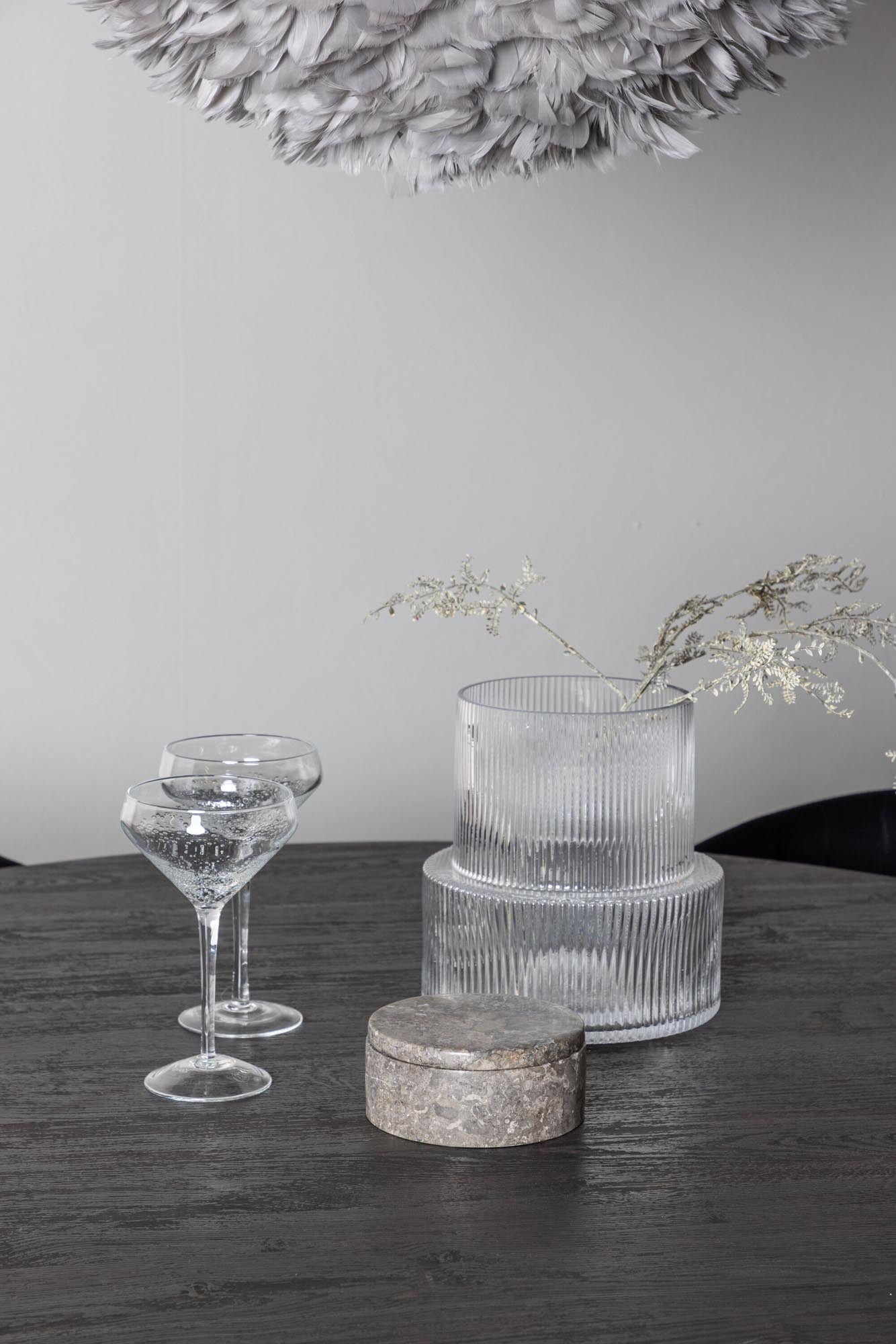 Stilvolles Esszimmerset: Runder Tisch (⌀120cm) aus robustem MDF, 4 bequeme Samtstühle, ideal für gesellige Abende und moderne Einrichtung.