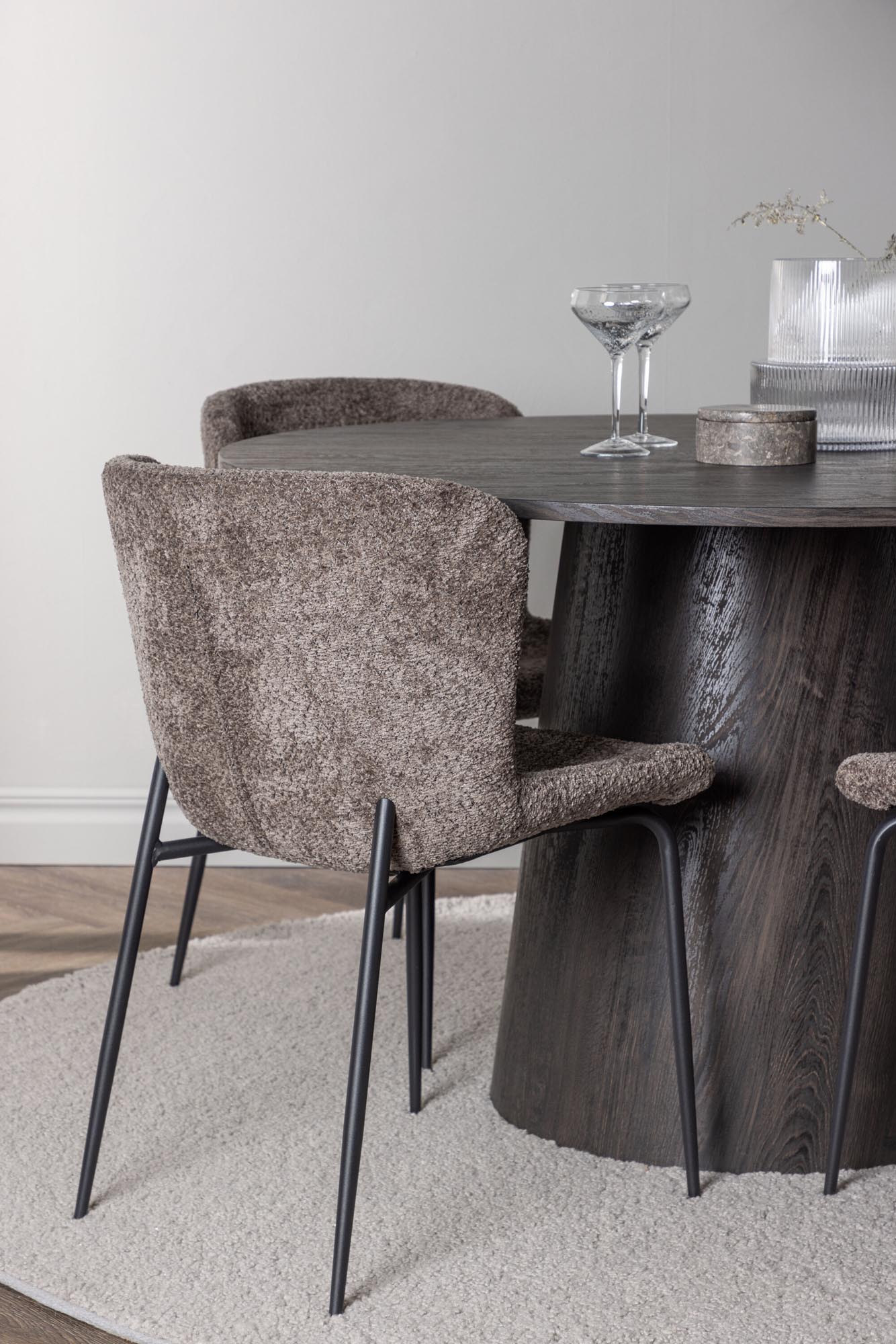 Elegantes Esszimmerset Lanzo + Modesto: Rundtisch und komfortable Stühle für einladende Dinnerpartys. Perfekt für Ihr modernes Zuhause!