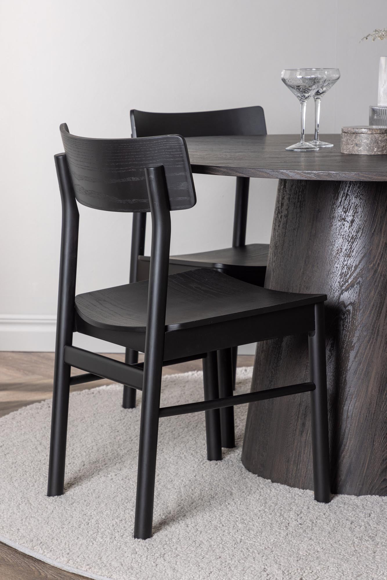 Stilvolles Esszimmerset Lanzo mit rundem 120 cm Tisch und 4 ergonomischen Montros-Stühlen. Perfekt für gemütliche Familienessen und skandinavisches Design.