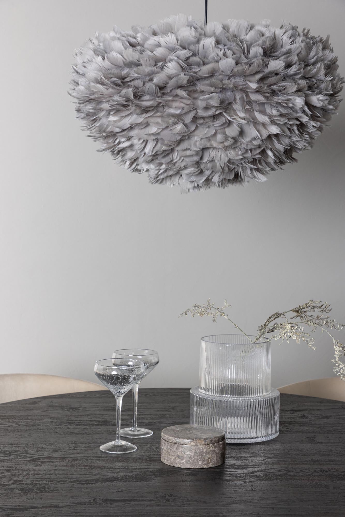 Stilvolles Esszimmerset mit runden 120 cm Tisch aus hochwertigem MDF und luxuriösen, bequemen Samtstühlen in Beige. Perfekt für elegante Esszimmer.